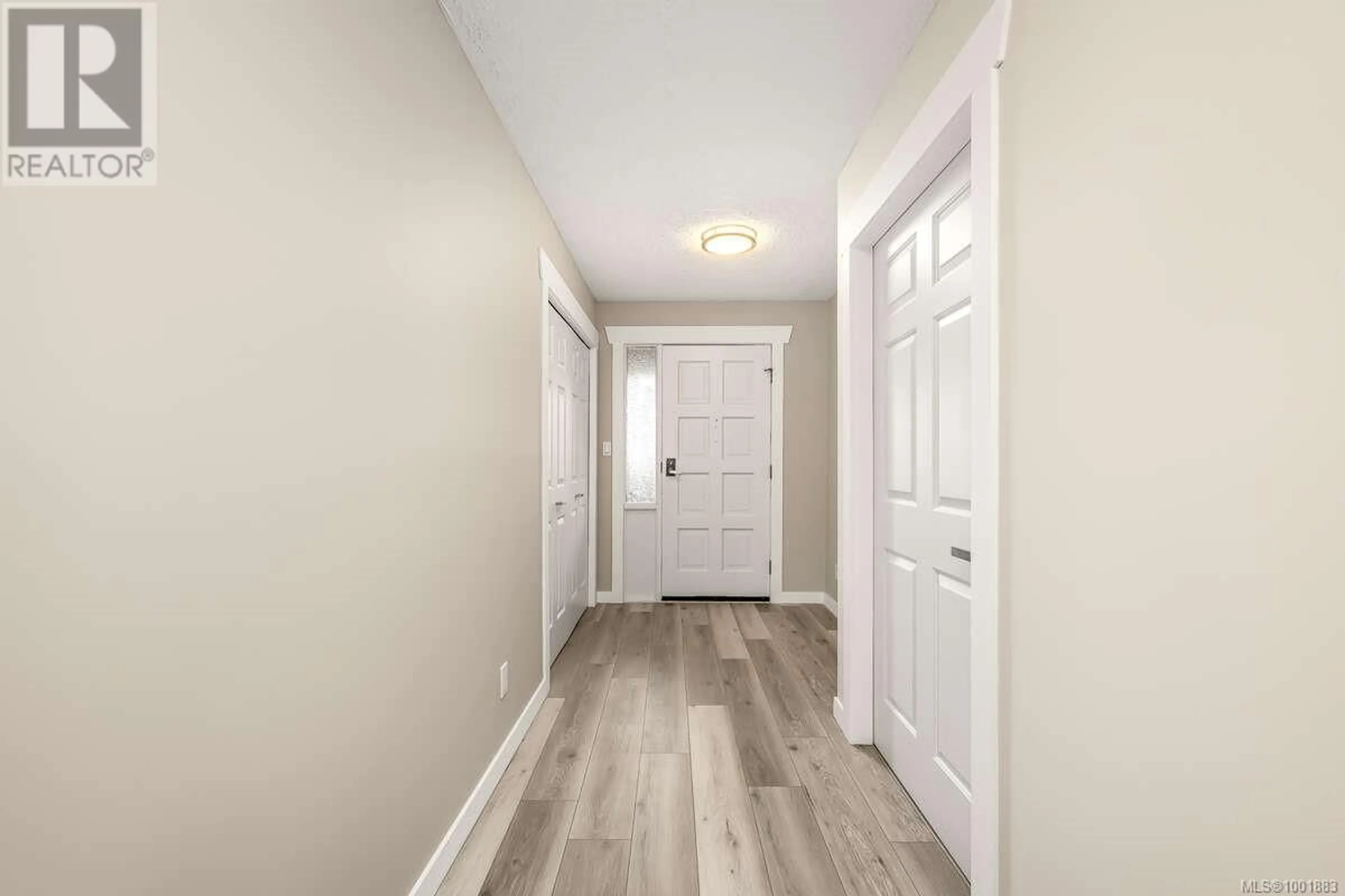 Indoor entryway for 301 - 539 ISLAND HIGHWAY, Campbell River British Columbia V9W2B9