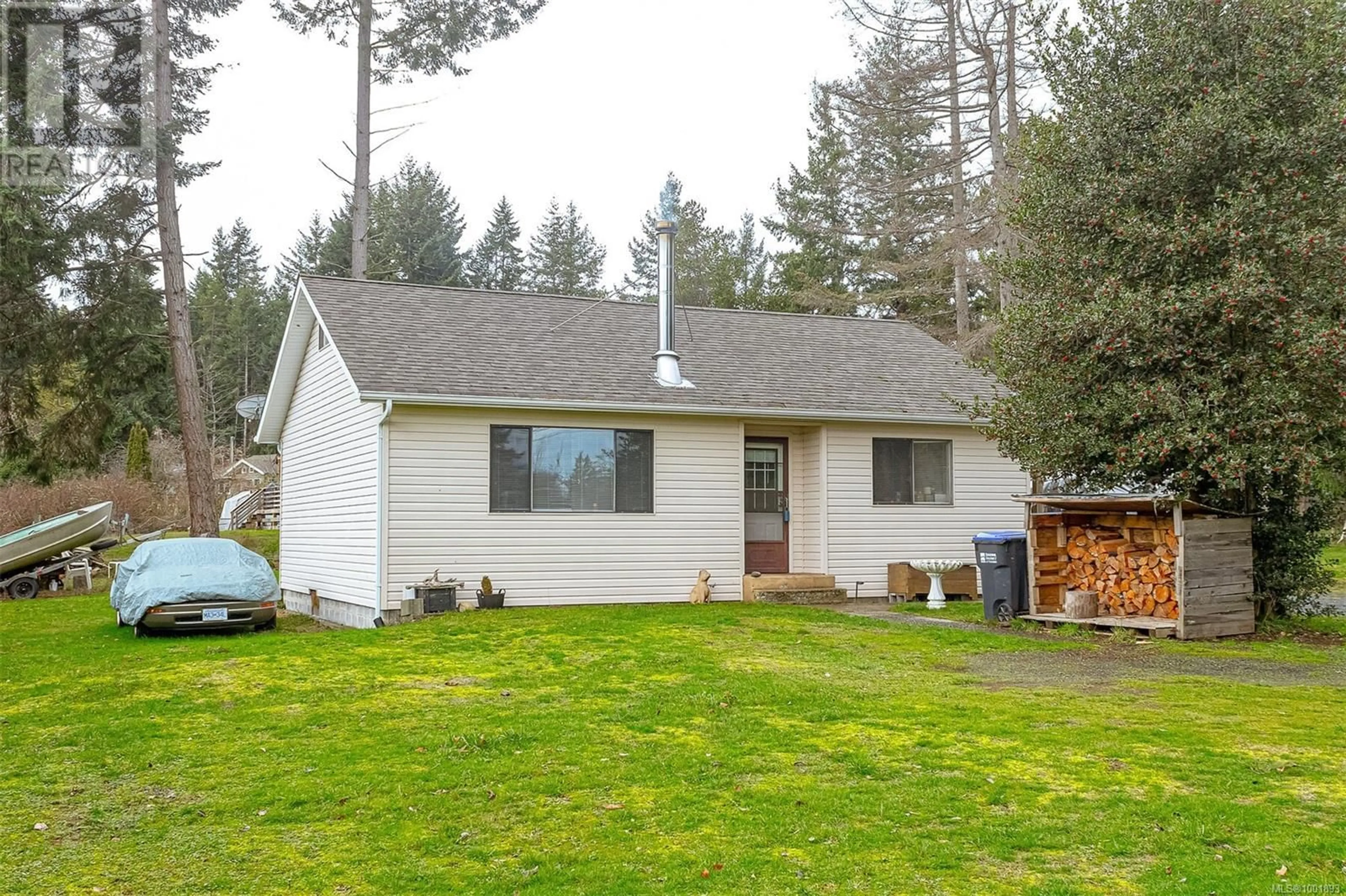 Home with vinyl exterior material, street for 5580 ISLAND HIGHWAY WEST, Qualicum Beach British Columbia V9K2E7