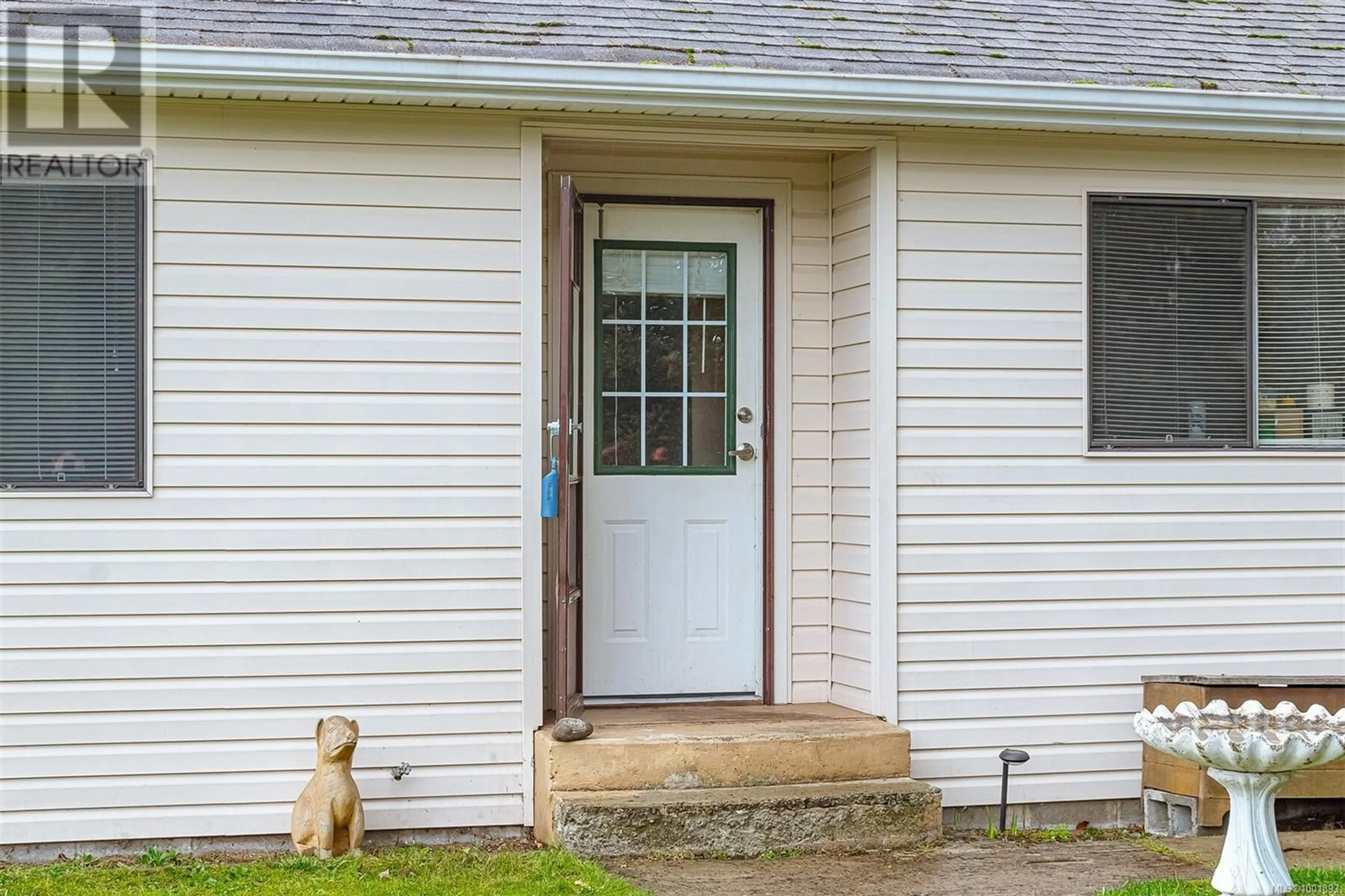 Home with vinyl exterior material, street for 5580 ISLAND HIGHWAY WEST, Qualicum Beach British Columbia V9K2E7
