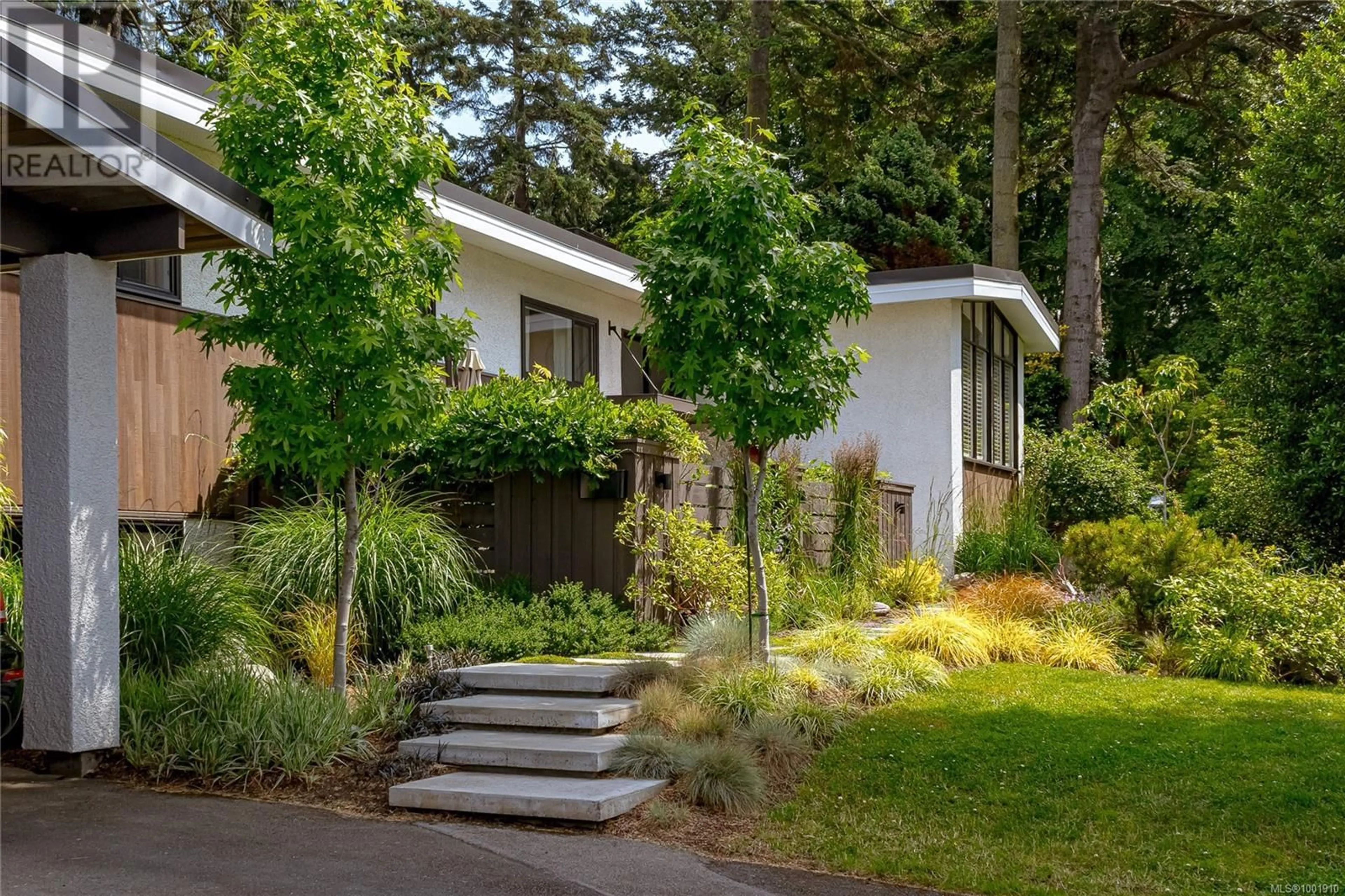 Home with vinyl exterior material, street for 905 DEAL STREET, Oak Bay British Columbia V8S5G4