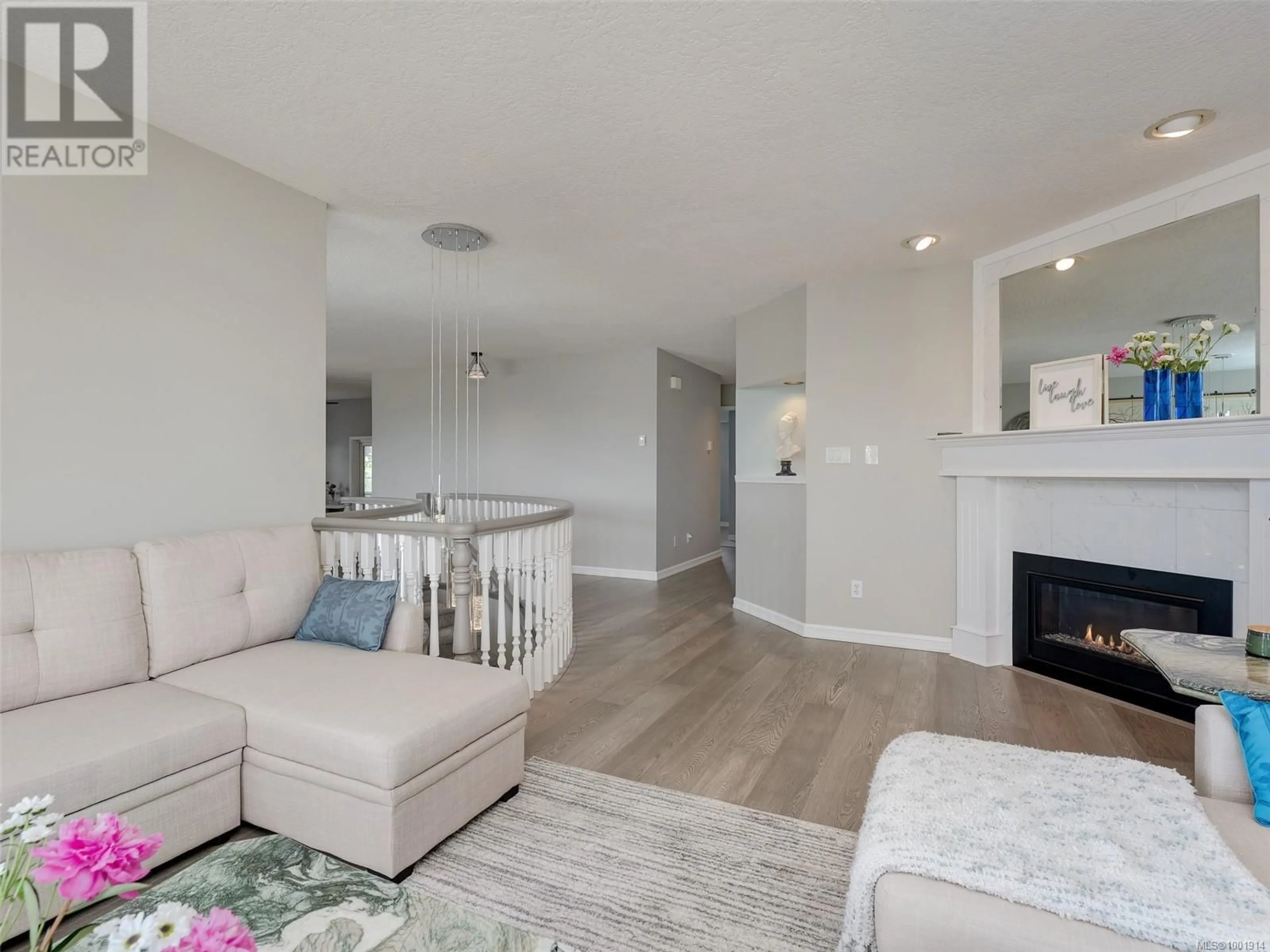Living room with furniture, wood/laminate floor for 6428 BELLA VISTA DRIVE, Central Saanich British Columbia V8Z7G6