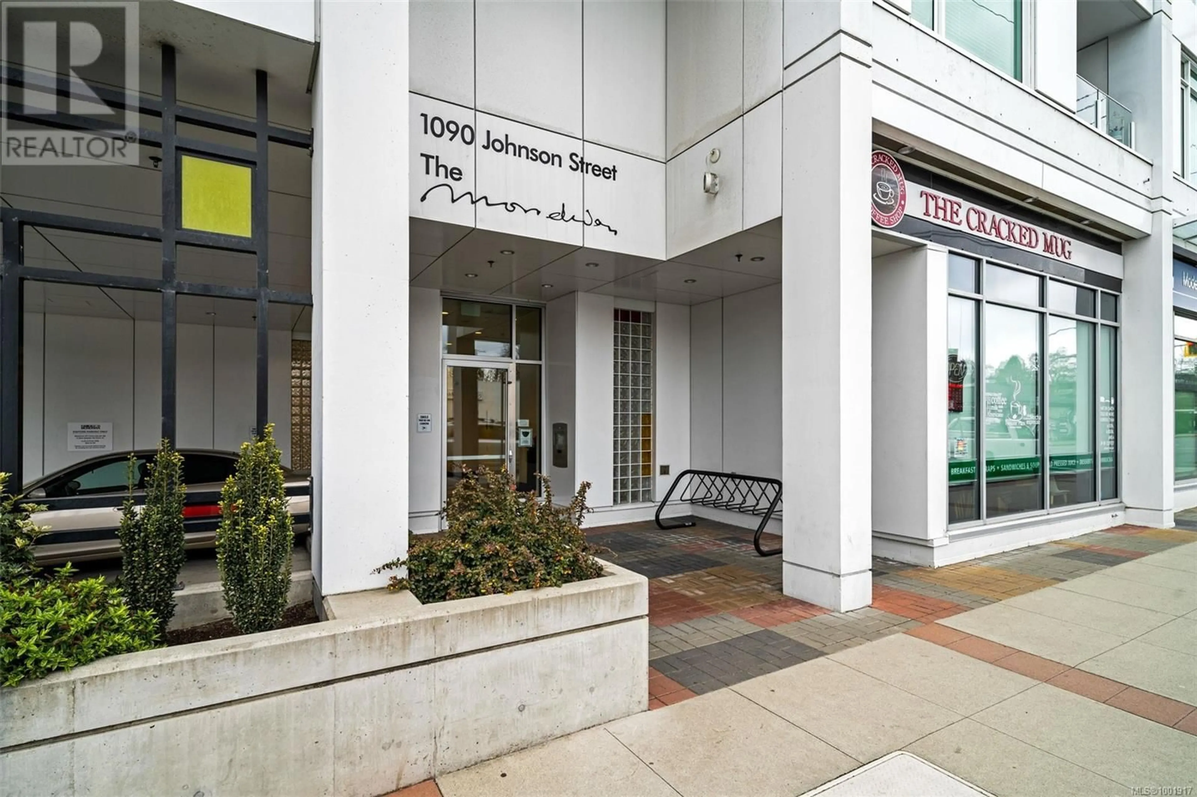 Indoor foyer for 904 - 1090 JOHNSON STREET, Victoria British Columbia V8V0B3