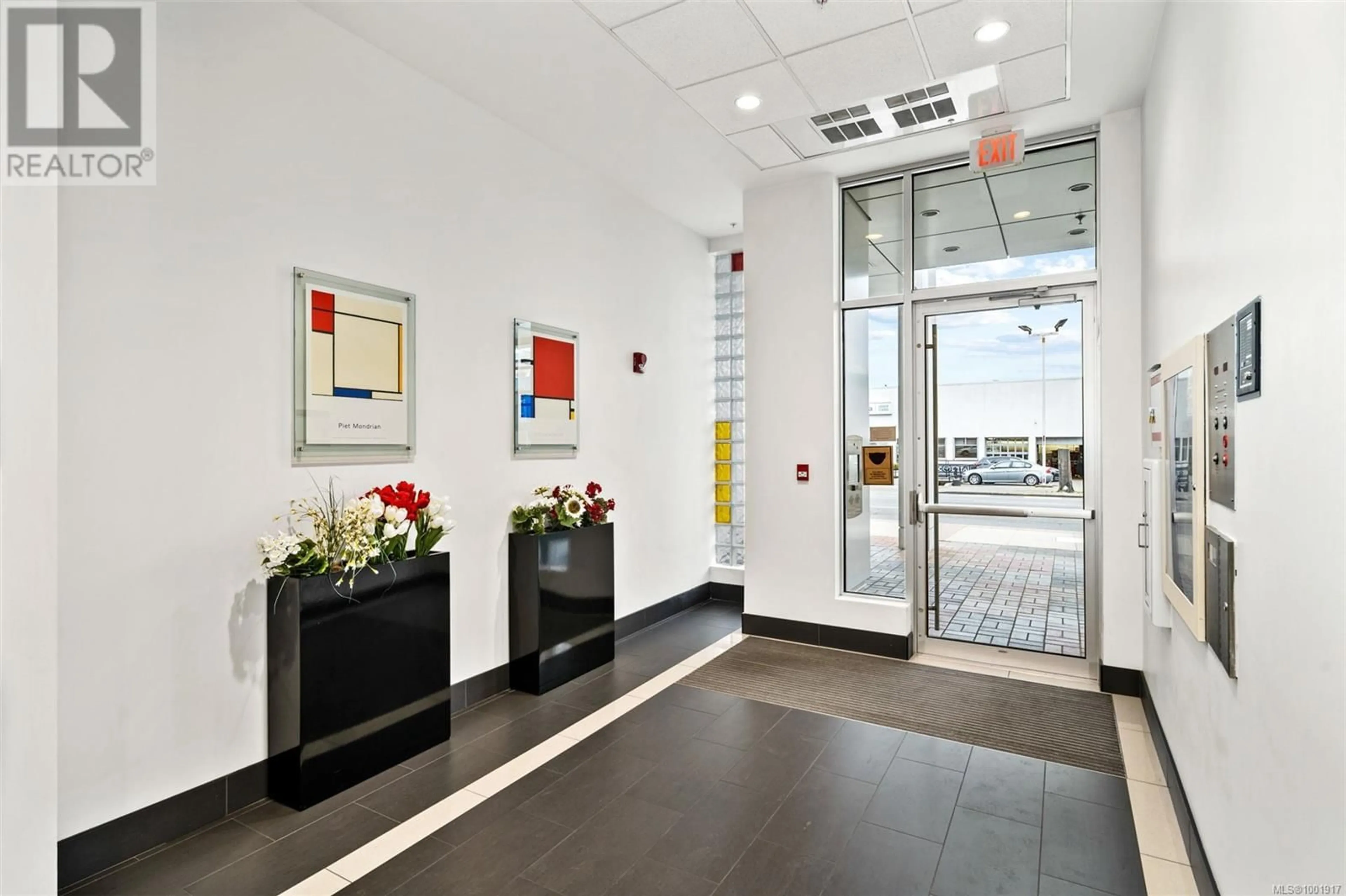 Indoor foyer for 904 - 1090 JOHNSON STREET, Victoria British Columbia V8V0B3