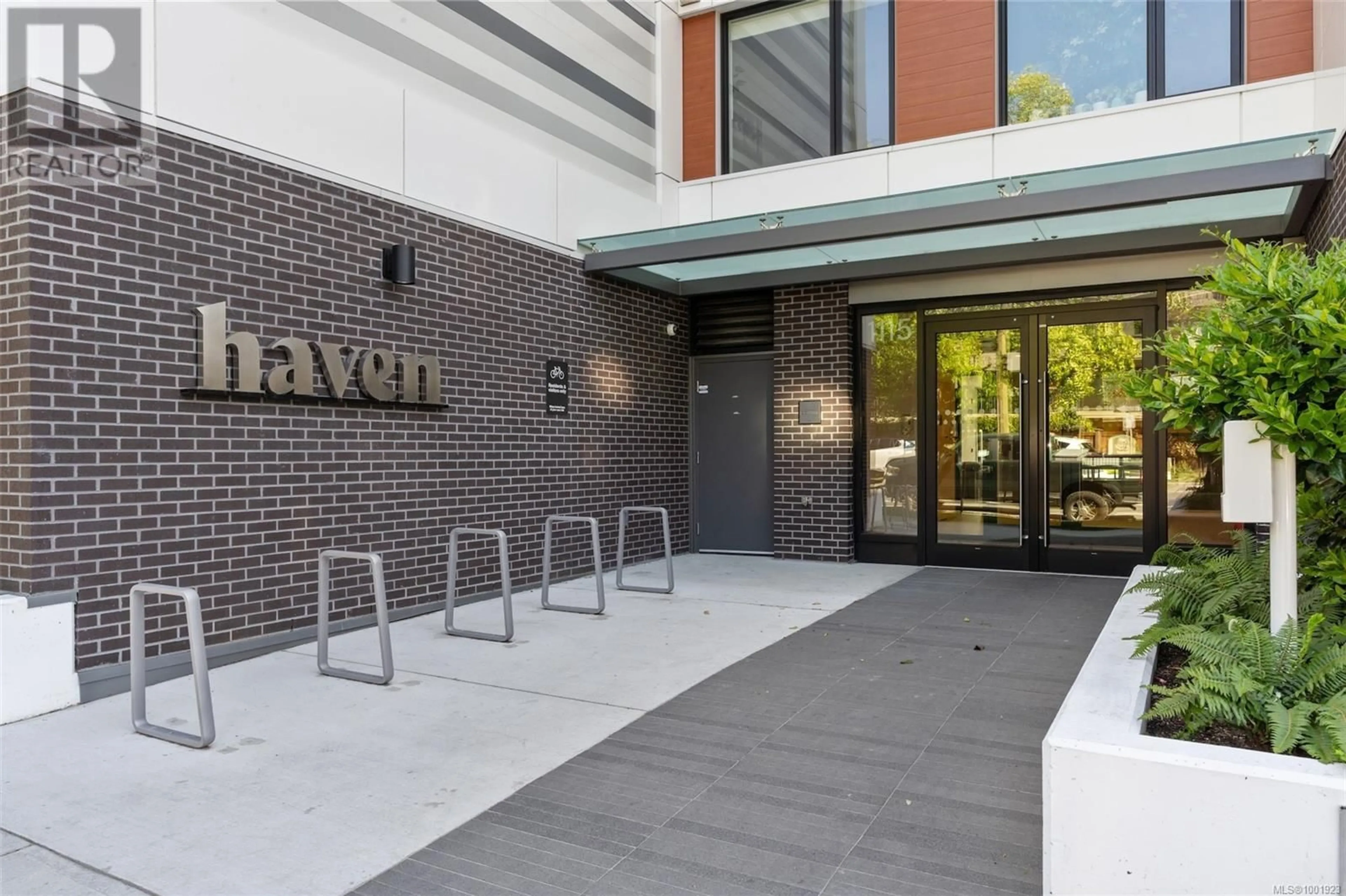 Indoor foyer for 207 - 1115 JOHNSON STREET, Victoria British Columbia V8V0H2