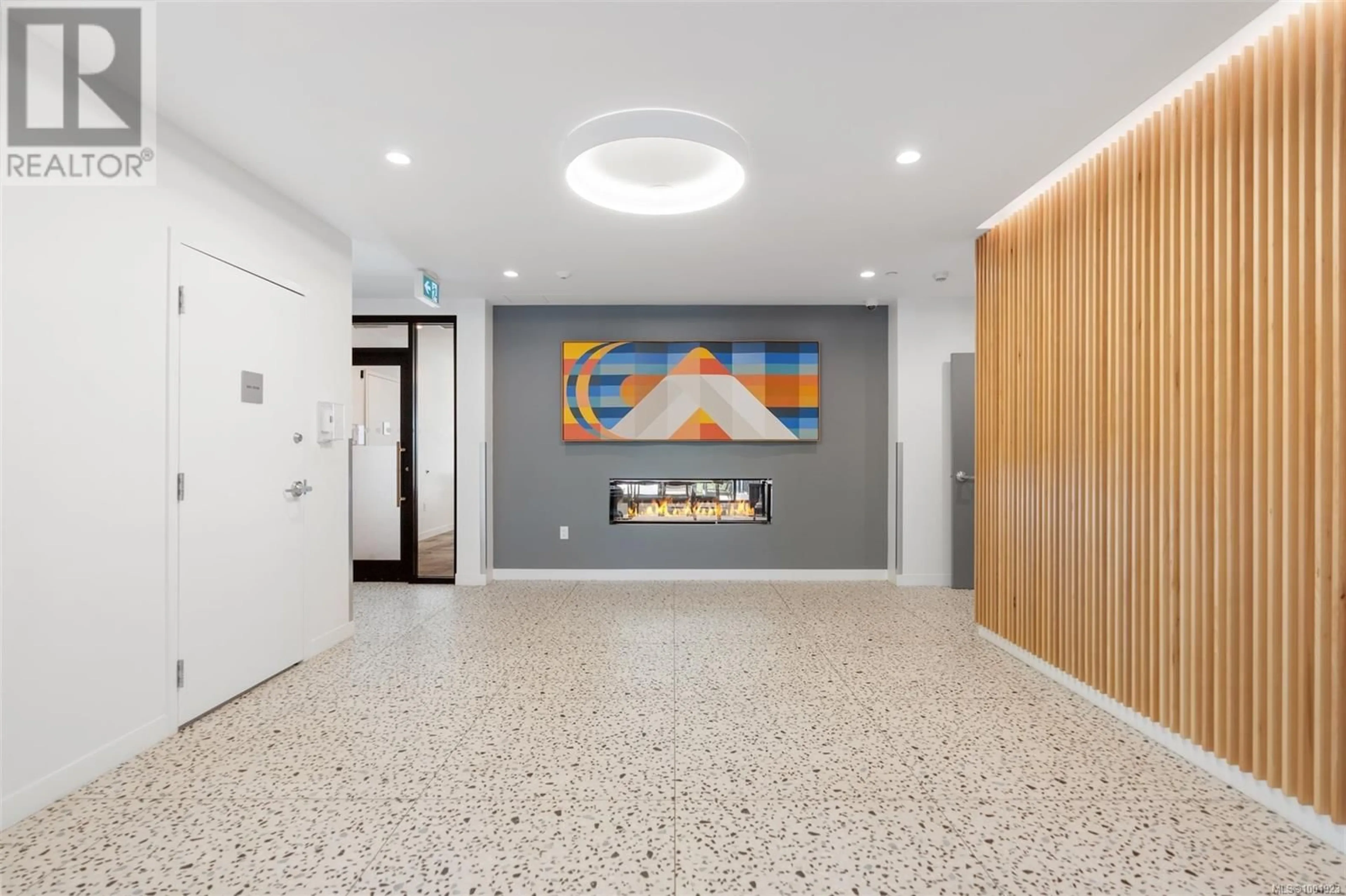 Indoor foyer for 207 - 1115 JOHNSON STREET, Victoria British Columbia V8V0H2
