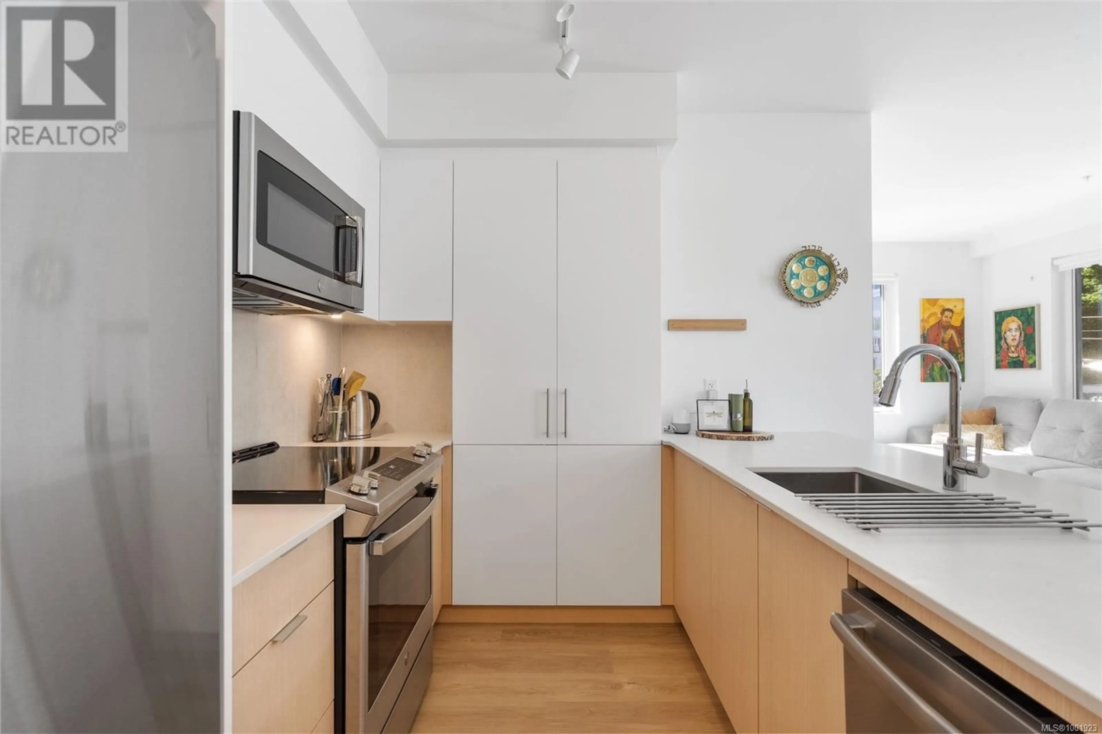 Standard kitchen, unknown for 207 - 1115 JOHNSON STREET, Victoria British Columbia V8V0H2