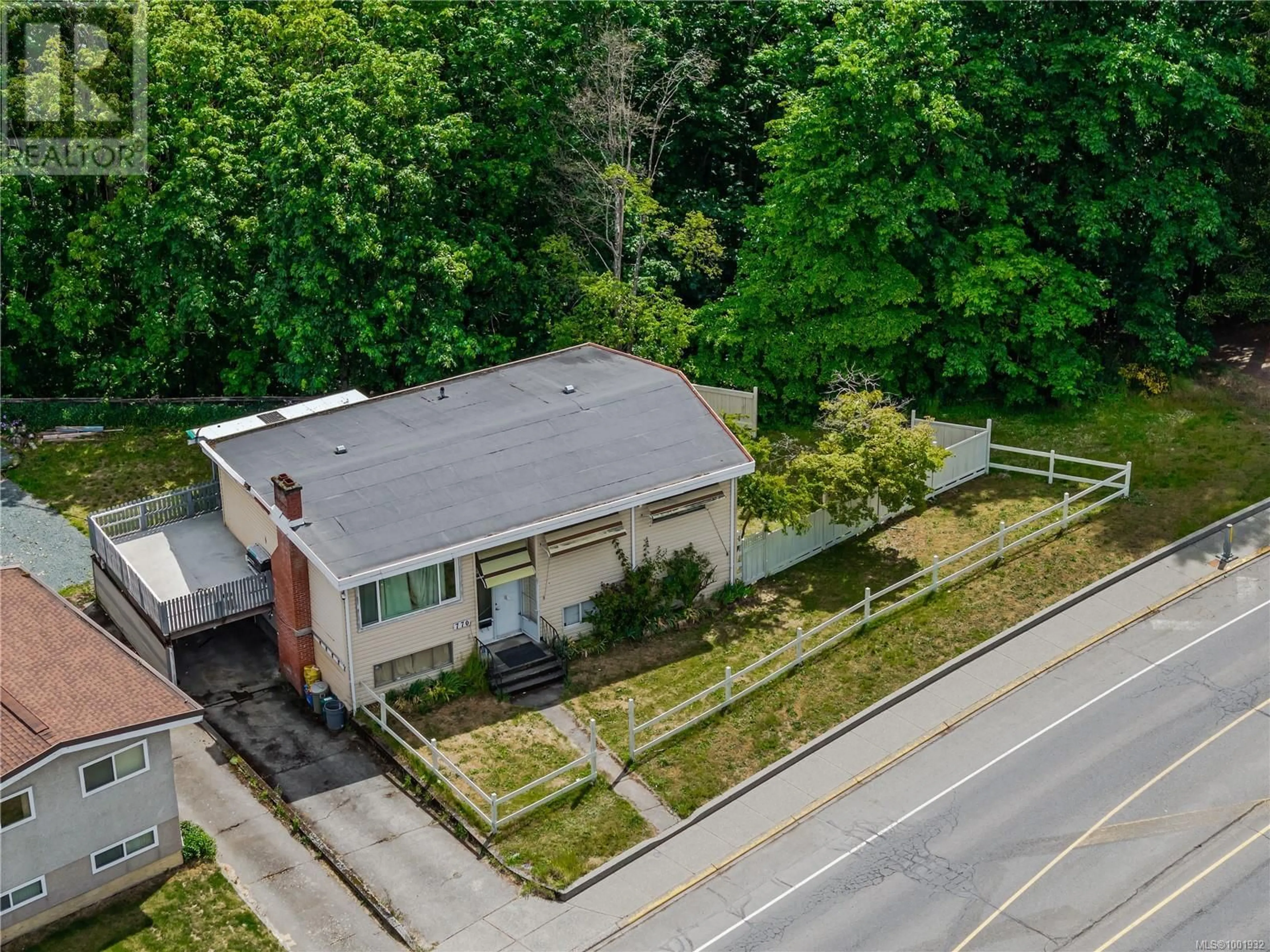 A pic from outside/outdoor area/front of a property/back of a property/a pic from drone, street for 770 GOVERNMENT STREET, Duncan British Columbia V9L1B2
