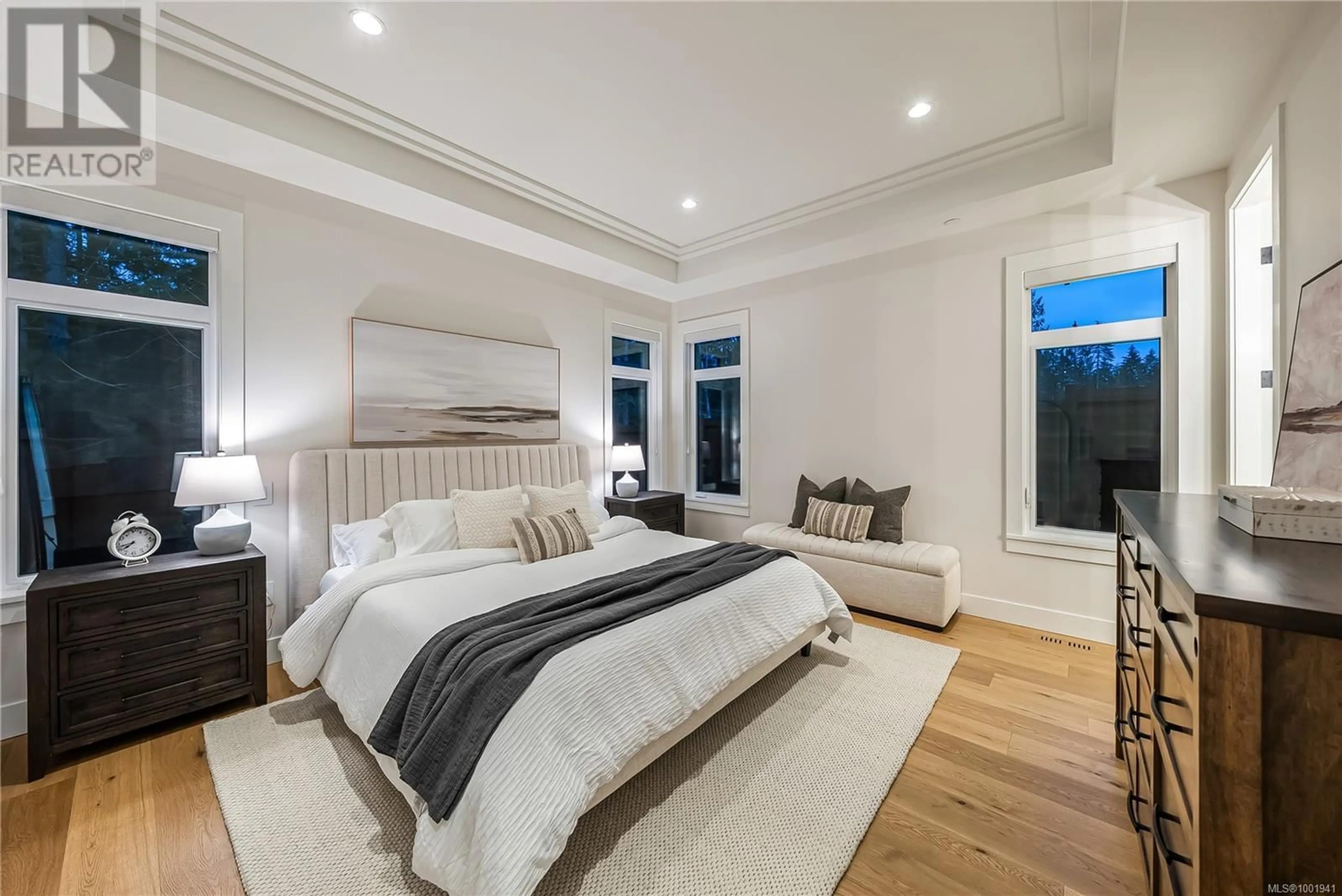 Bedroom with bed, unknown for 524 HOLE-IN-ONE DRIVE, Qualicum Beach British Columbia V9K1M5