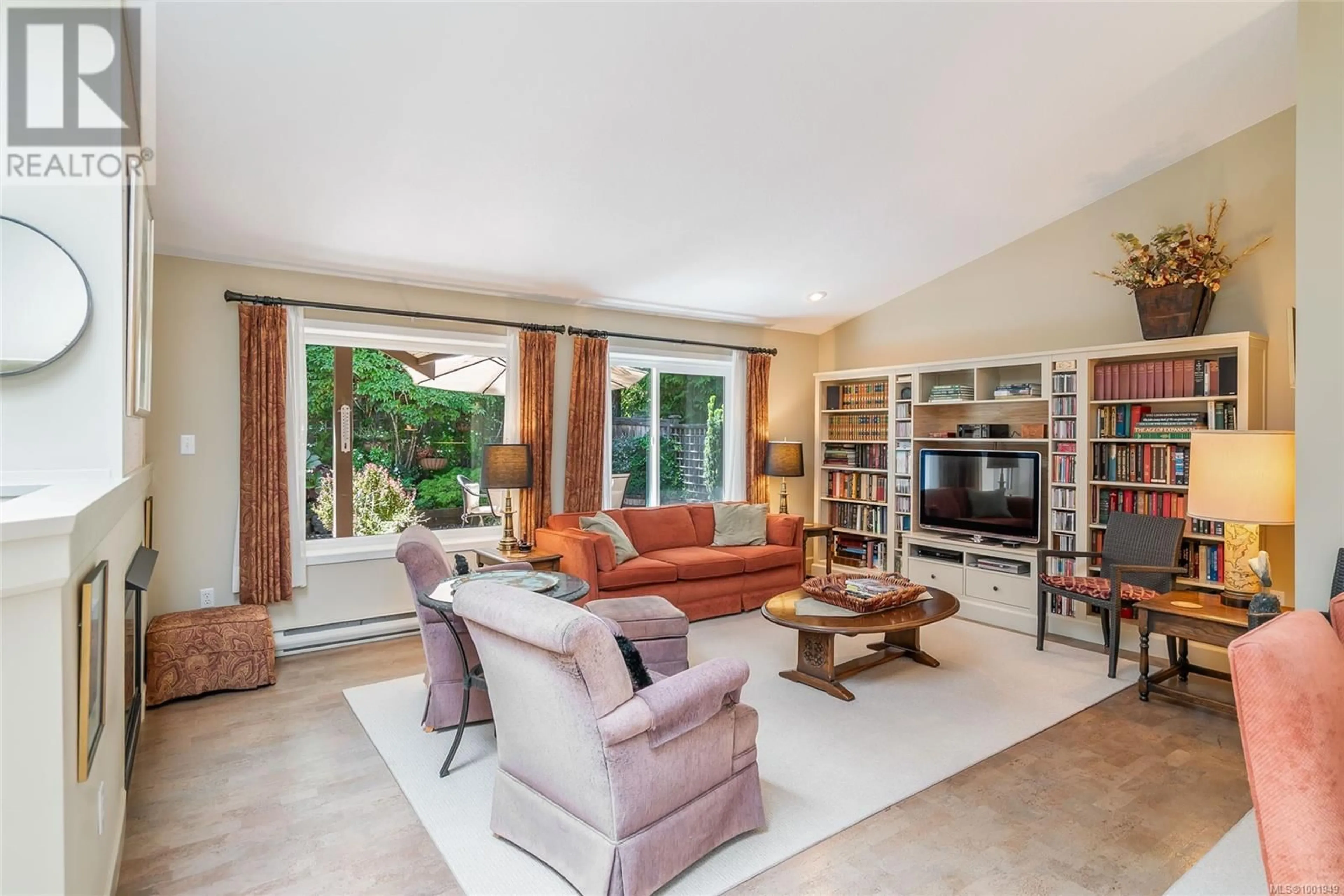 Living room with furniture, ceramic/tile floor for 18 - 885 BERWICK ROAD SOUTH, Qualicum Beach British Columbia V9K1N7
