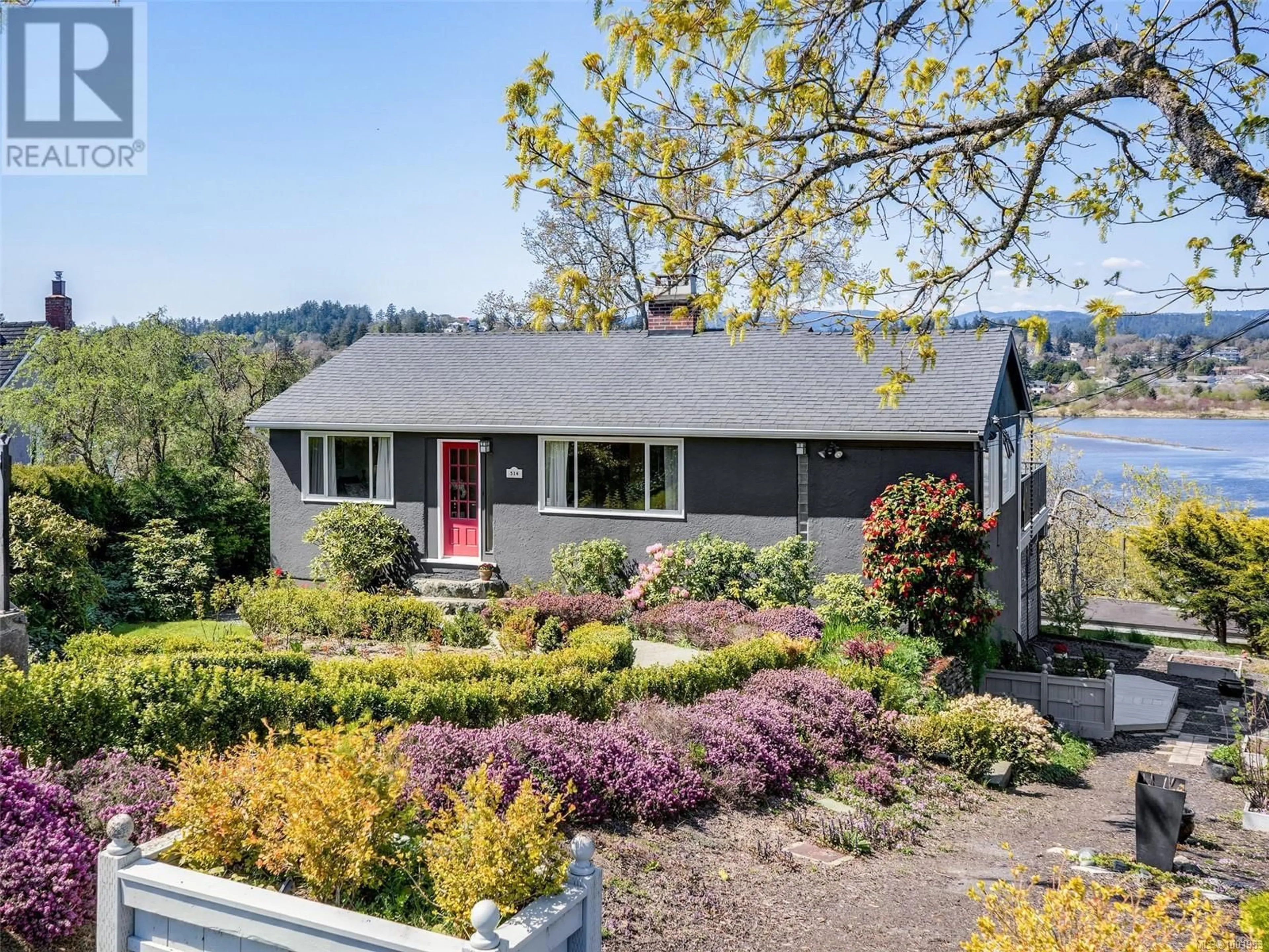 Home with vinyl exterior material, street for 514 BROADWAY STREET, Saanich British Columbia V8Z2E8