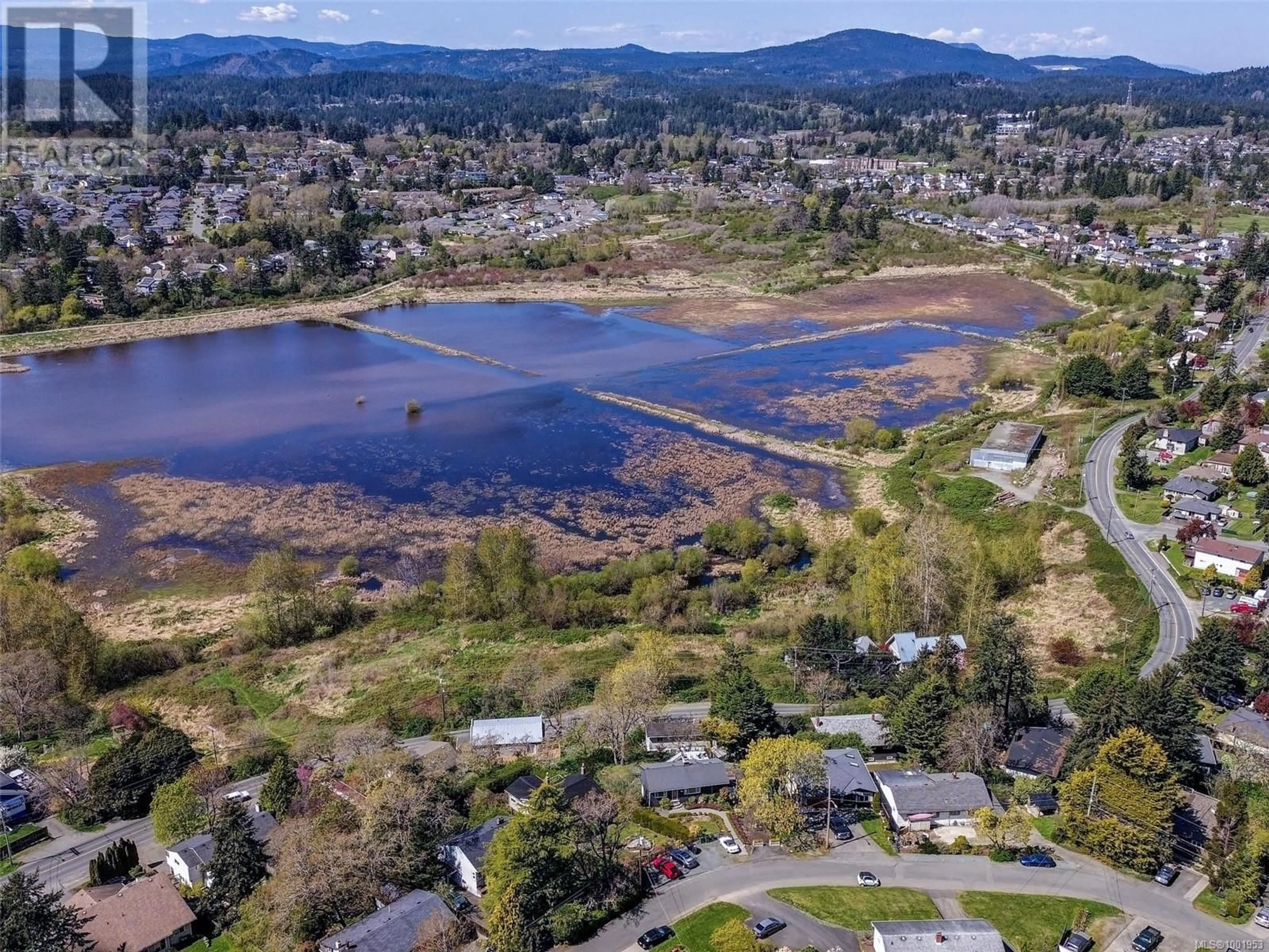 A pic from outside/outdoor area/front of a property/back of a property/a pic from drone, water/lake/river/ocean view for 514 BROADWAY STREET, Saanich British Columbia V8Z2E8