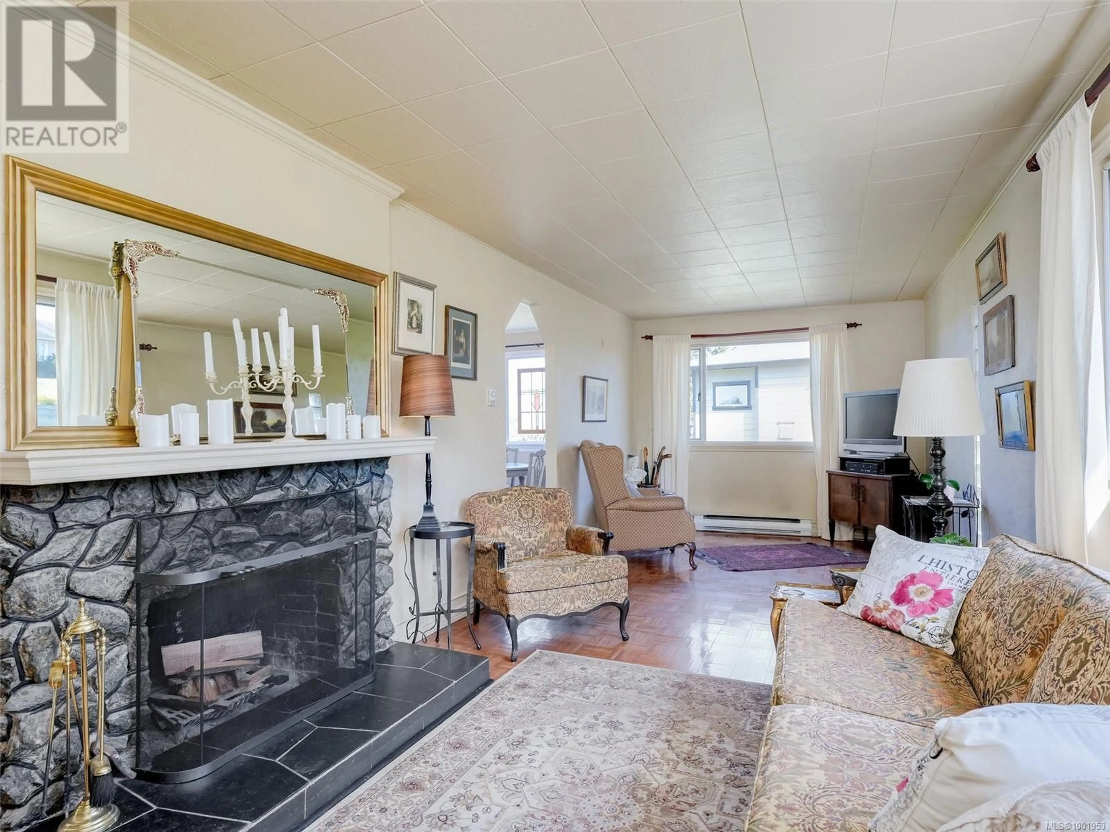 Living room with furniture, unknown for 514 BROADWAY STREET, Saanich British Columbia V8Z2E8