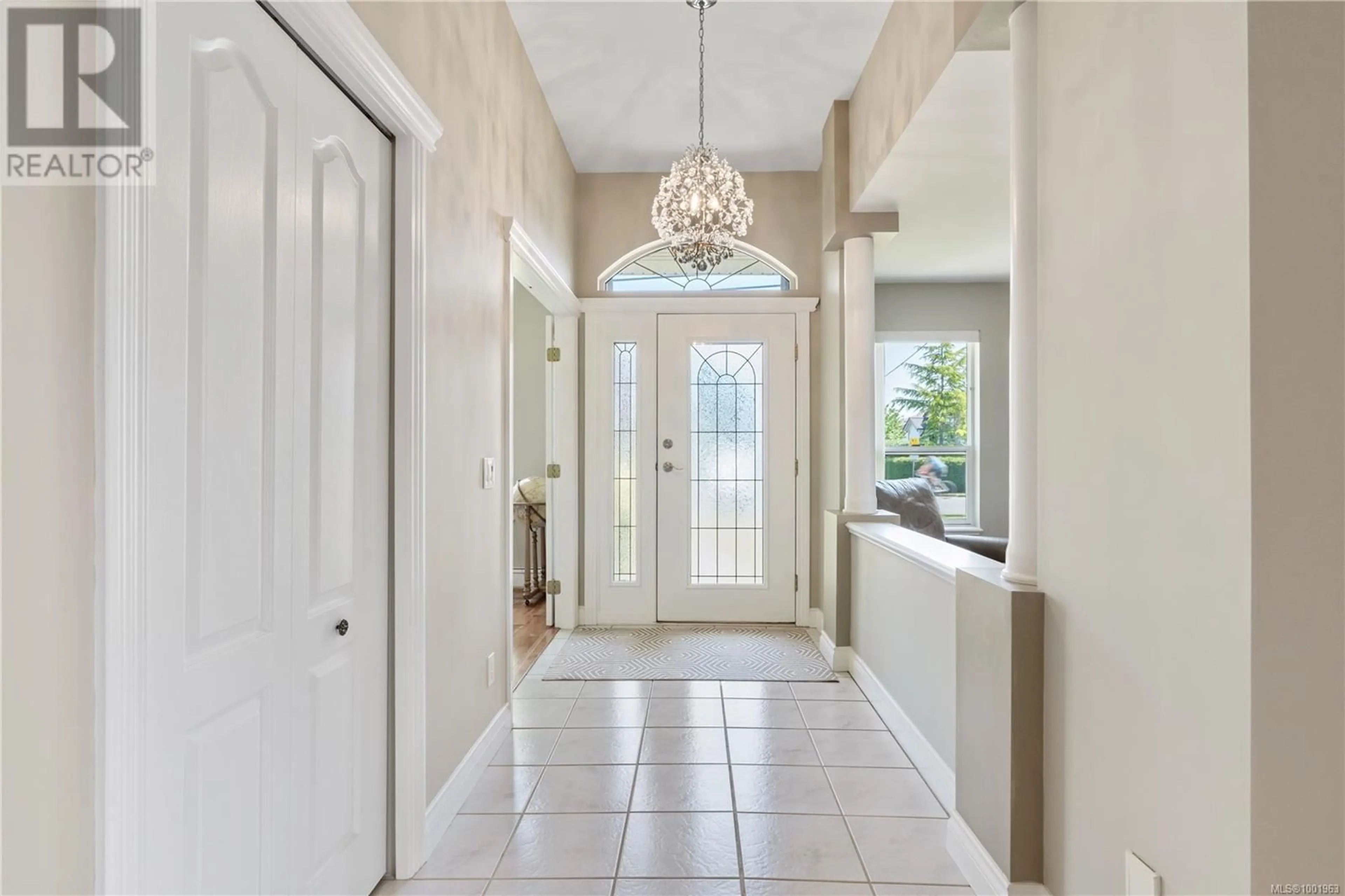 Indoor entryway for 10126 THIRD STREET, Sidney British Columbia V8L3B3