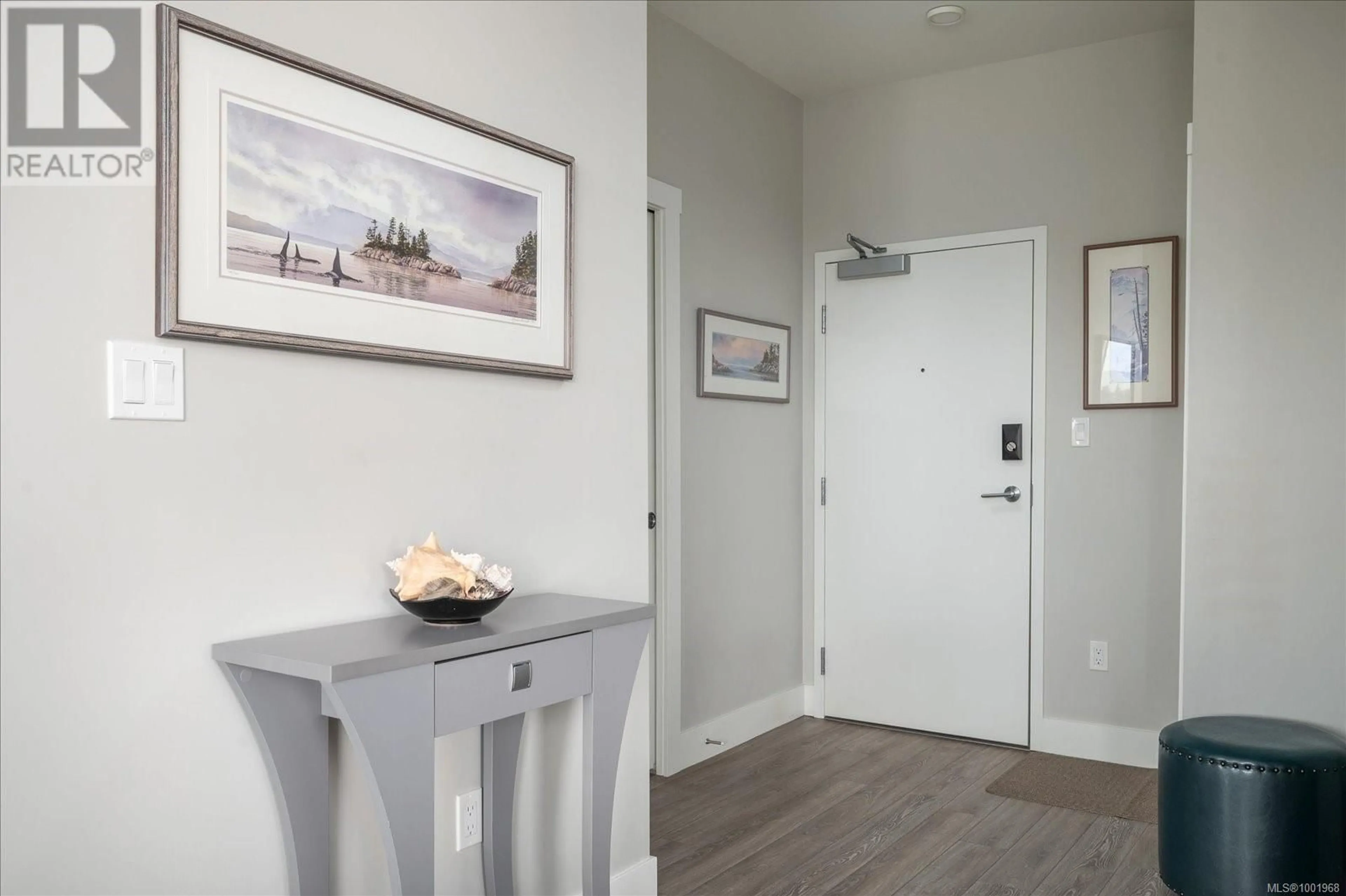 Indoor entryway for 311 - 525 THIRD STREET, Nanaimo British Columbia V9R1W7