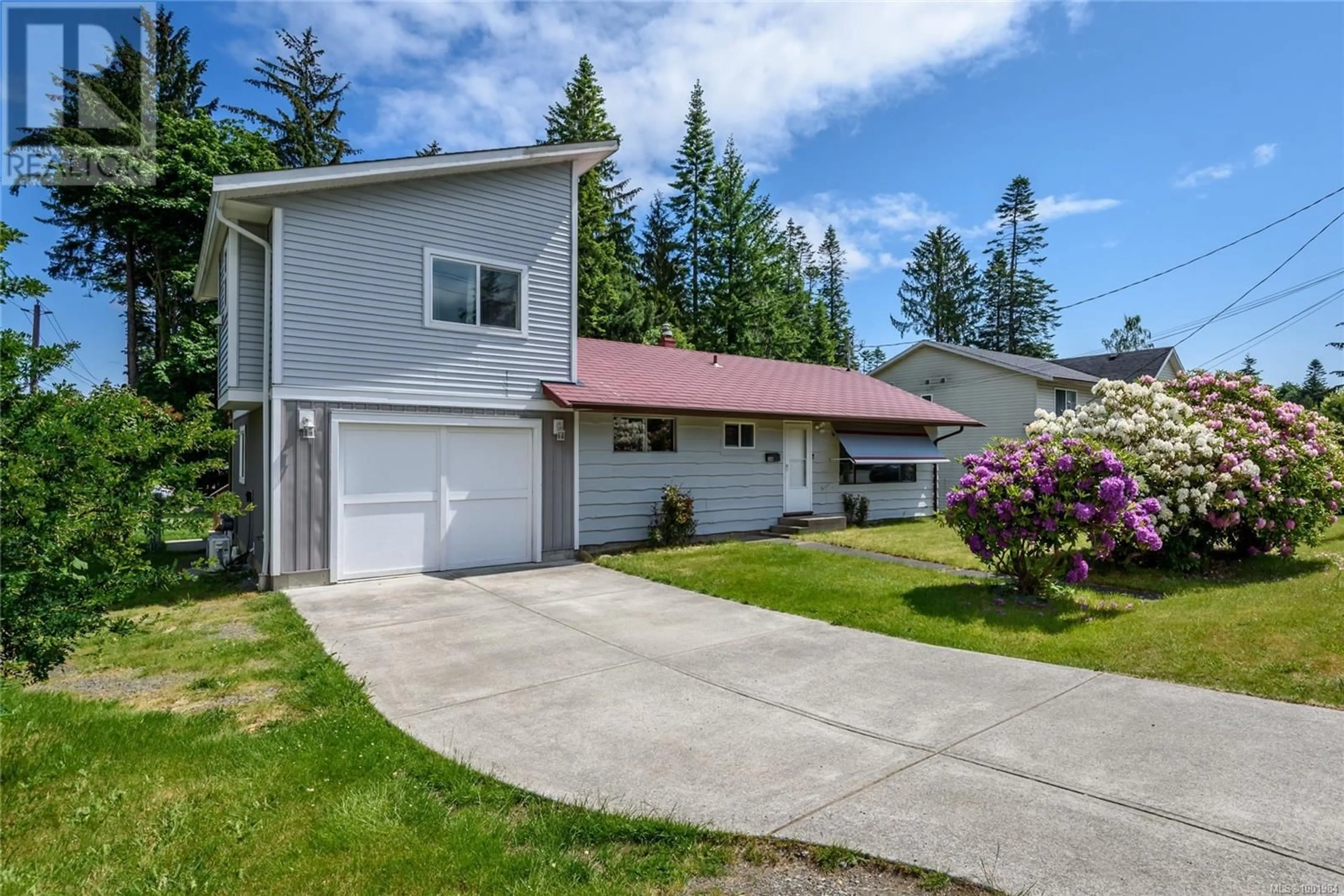 Home with vinyl exterior material, street for 340 HARROGATE ROAD, Campbell River British Columbia V9W1V9