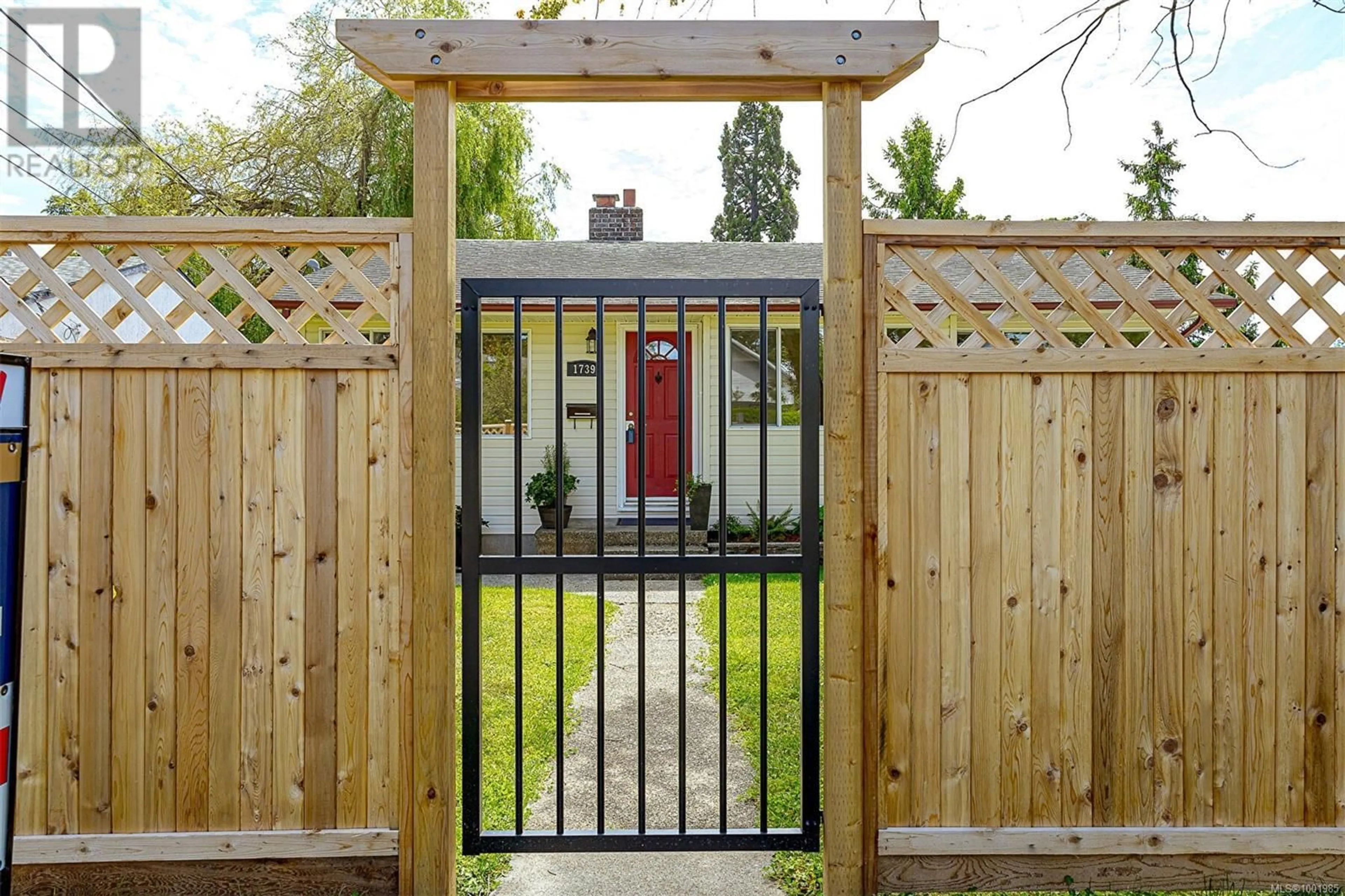 Patio, street for 1739 BAY STREET, Victoria British Columbia V8R2B9