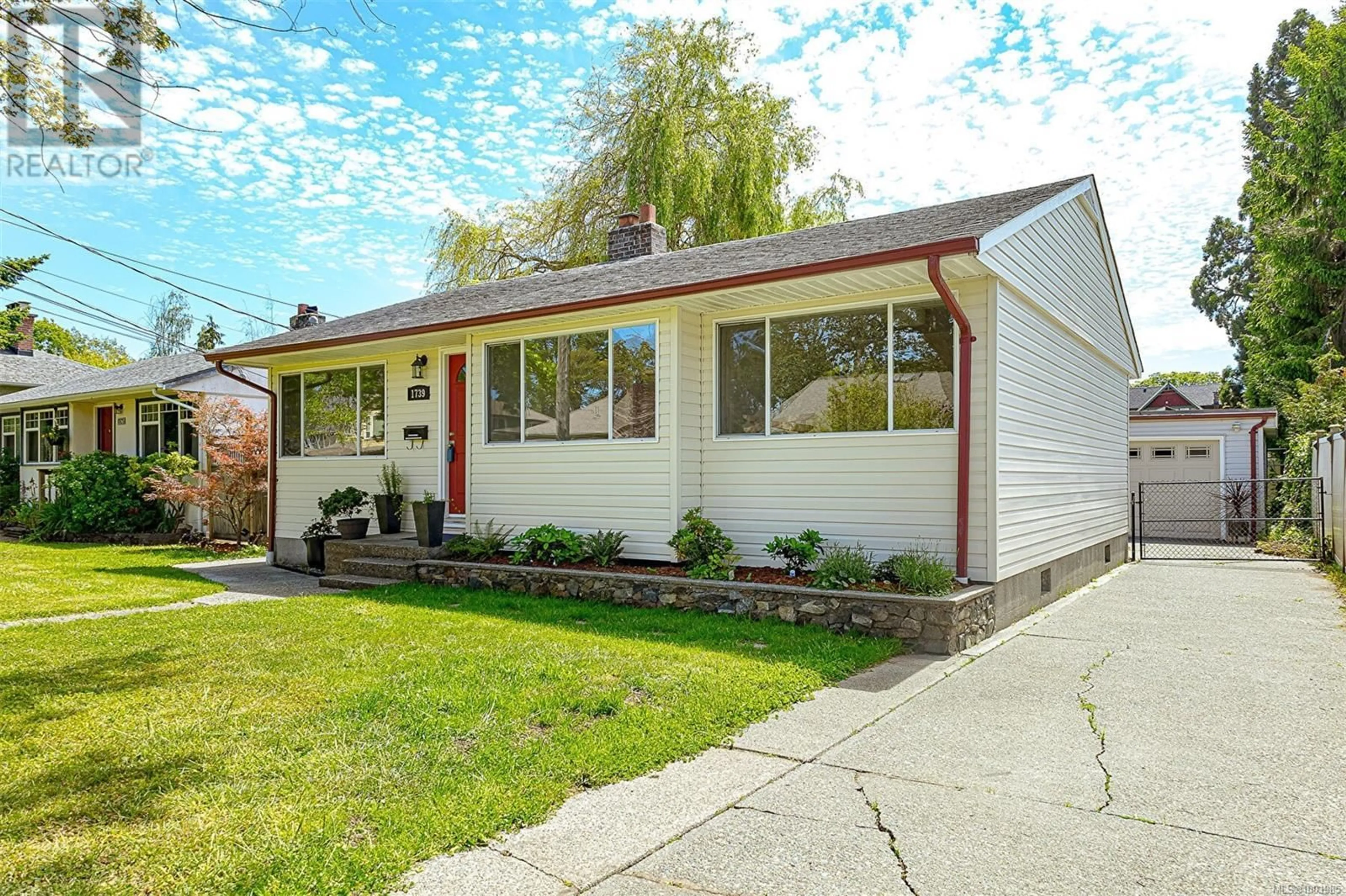Home with vinyl exterior material, street for 1739 BAY STREET, Victoria British Columbia V8R2B9