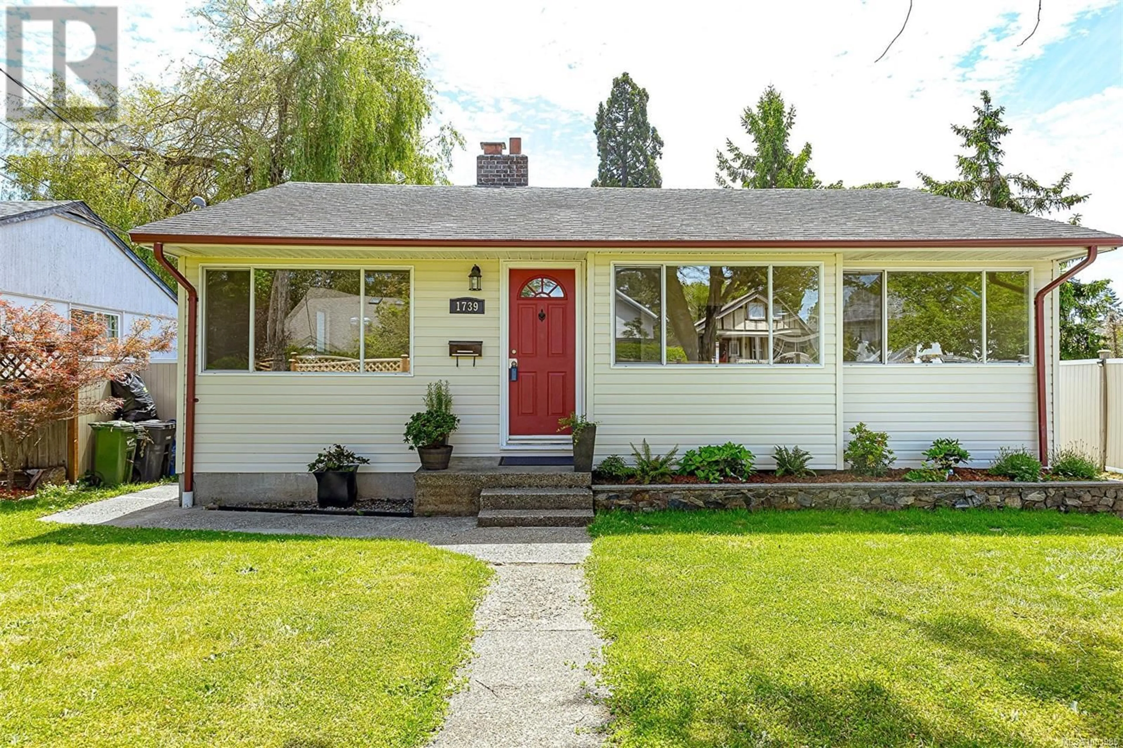 Home with vinyl exterior material, street for 1739 BAY STREET, Victoria British Columbia V8R2B9
