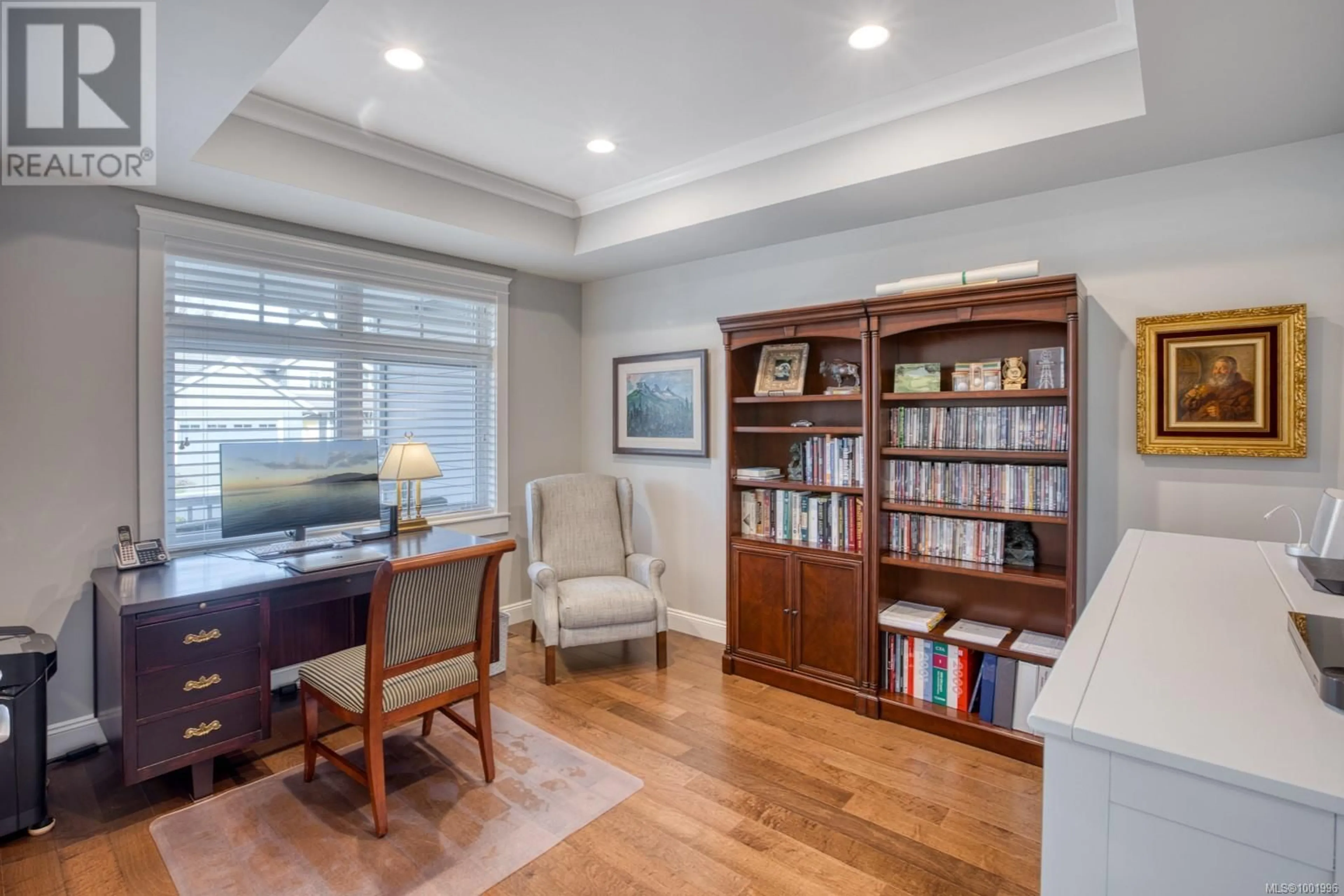 Living room with furniture, wood/laminate floor for 2130 SUSSEX DRIVE, Courtenay British Columbia V9N0E3