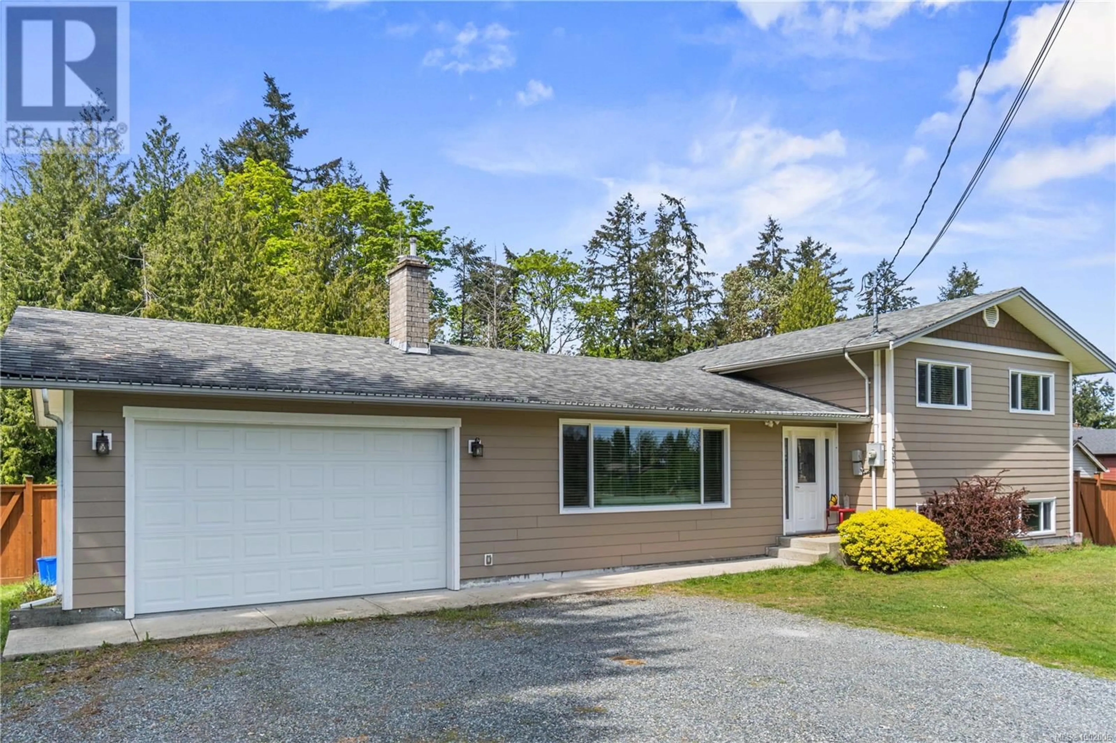 Home with vinyl exterior material, street for 7554 SUPERIOR ROAD, Lantzville British Columbia V0R2H0