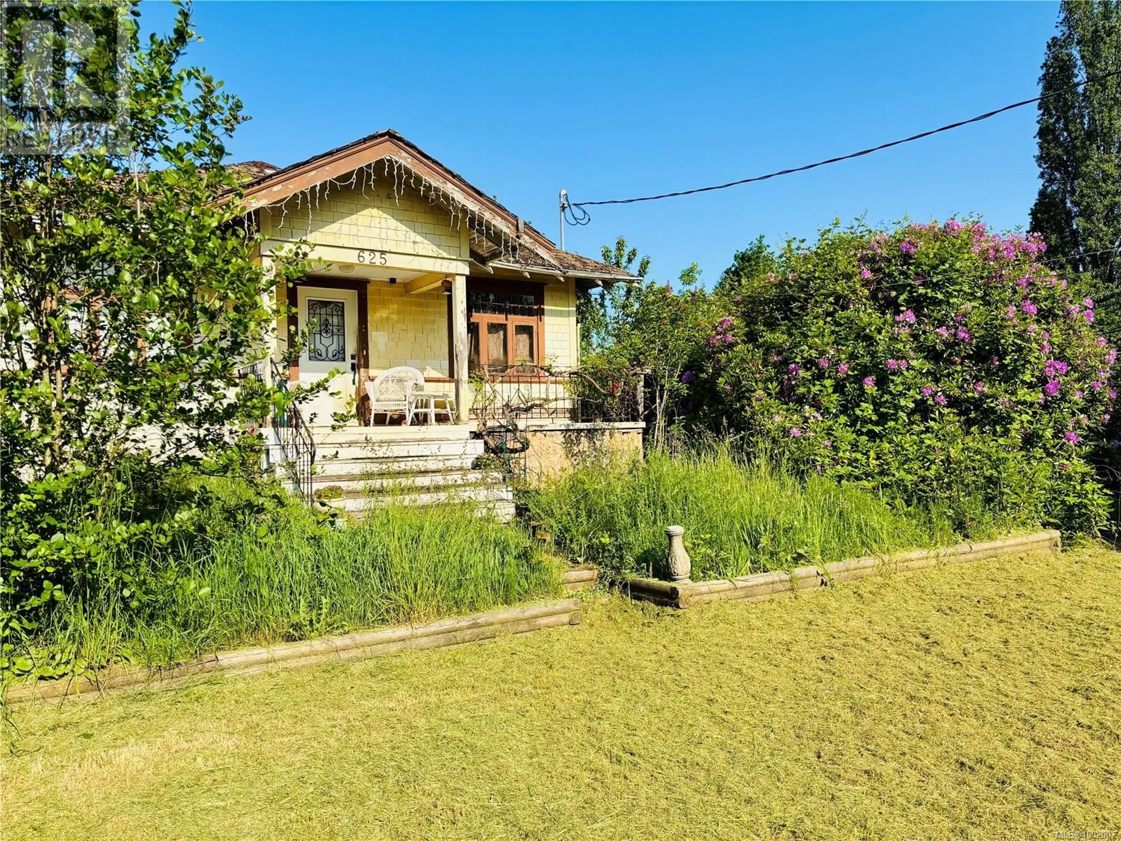 A pic from outside/outdoor area/front of a property/back of a property/a pic from drone, street for 625 BRUCE AVENUE, Nanaimo British Columbia V9R3Y8