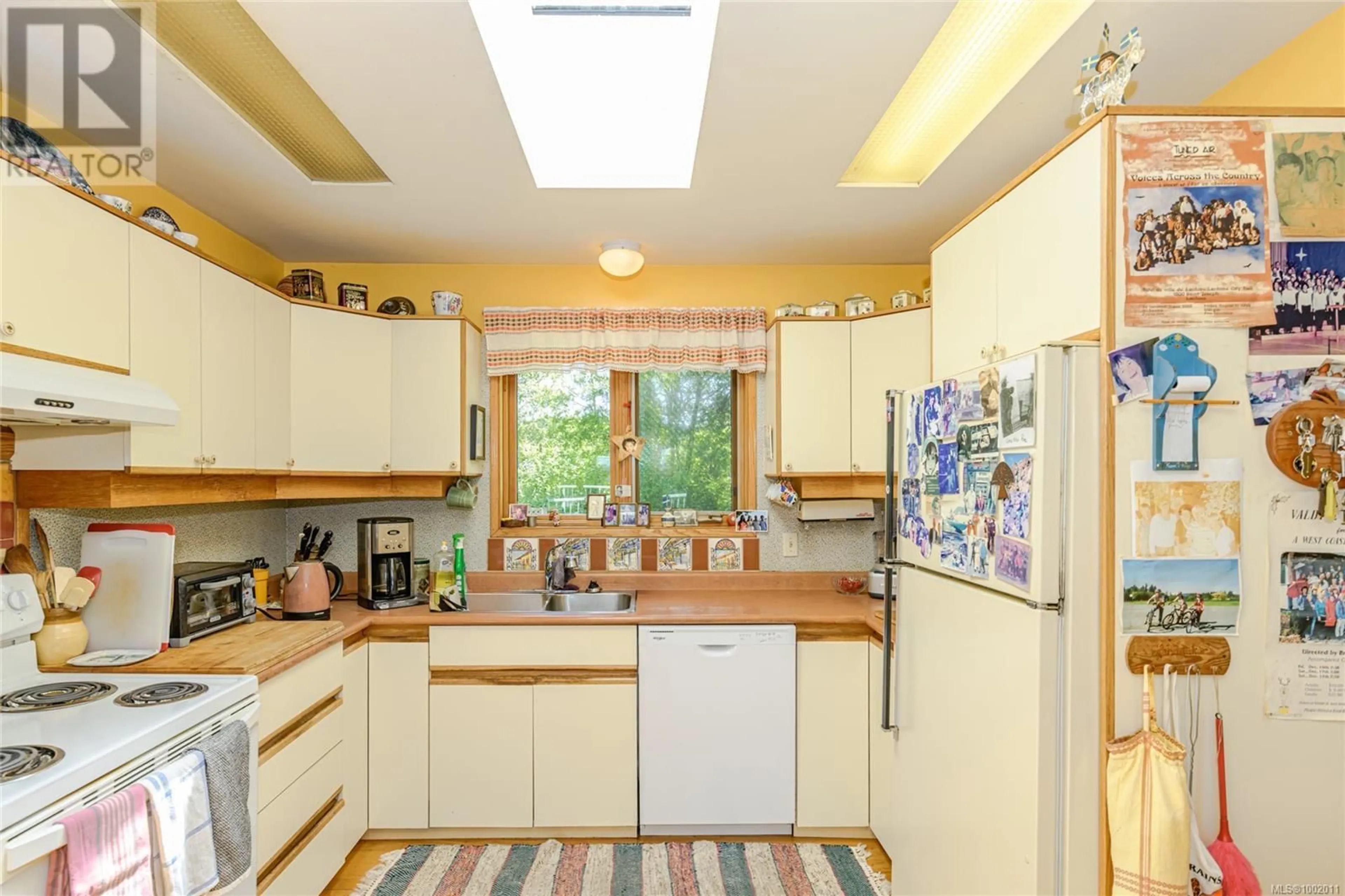 Standard kitchen, unknown for 169 FERNWOOD ROAD, Salt Spring British Columbia V8K1C5