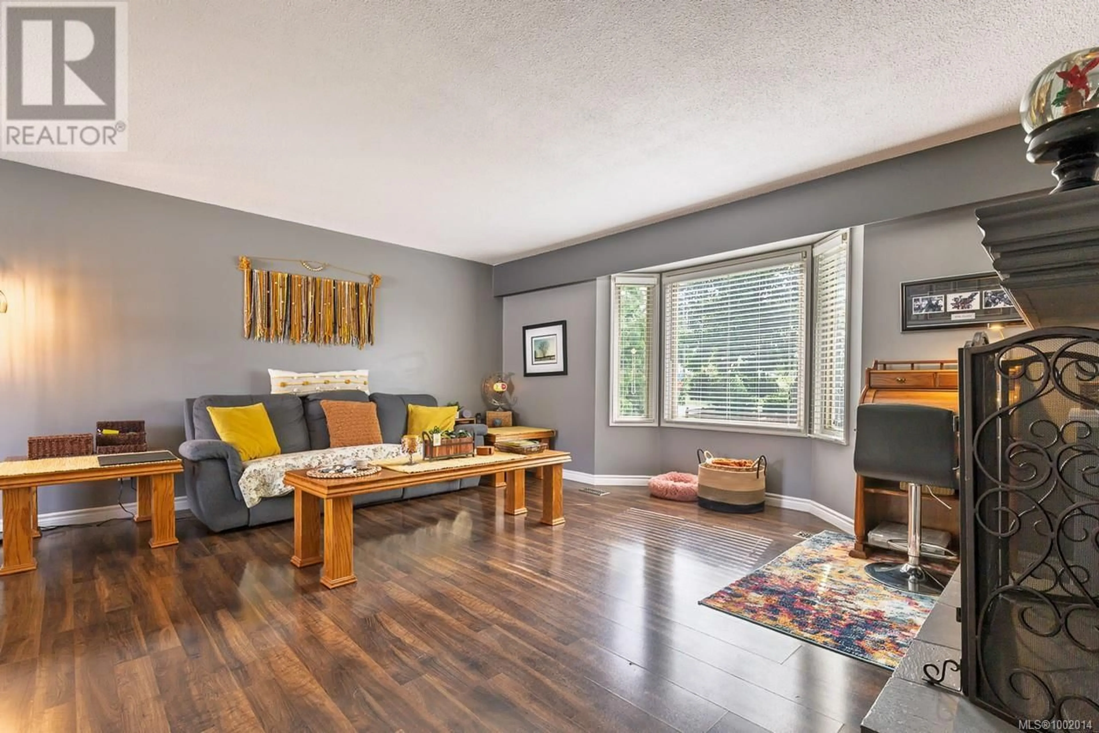 Living room with furniture, wood/laminate floor for 2899 106TH STREET, Nanaimo British Columbia V9T2G3
