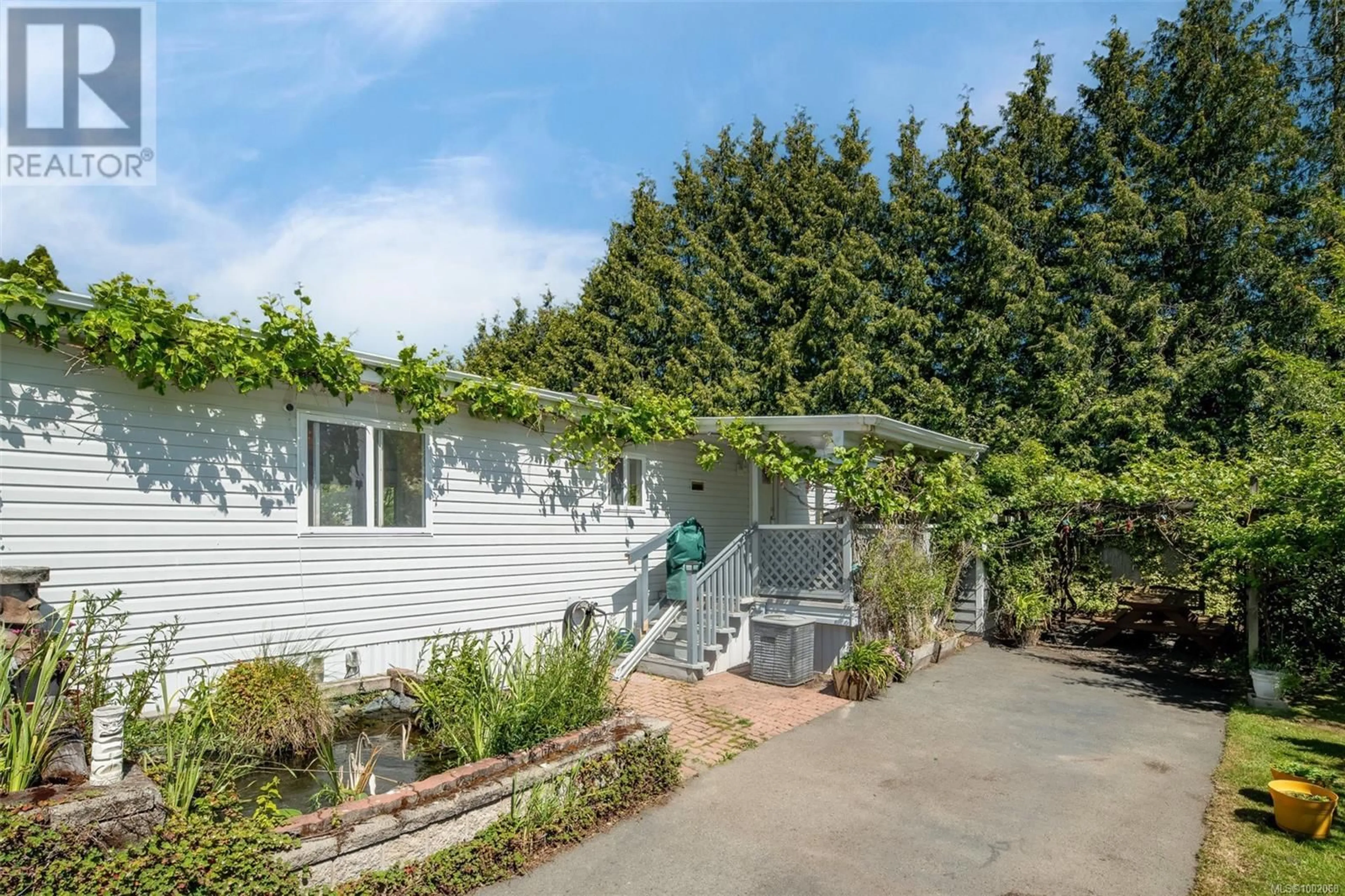 A pic from outside/outdoor area/front of a property/back of a property/a pic from drone, street for 7 - 1581 MIDDLE ROAD, View Royal British Columbia V9A7A6