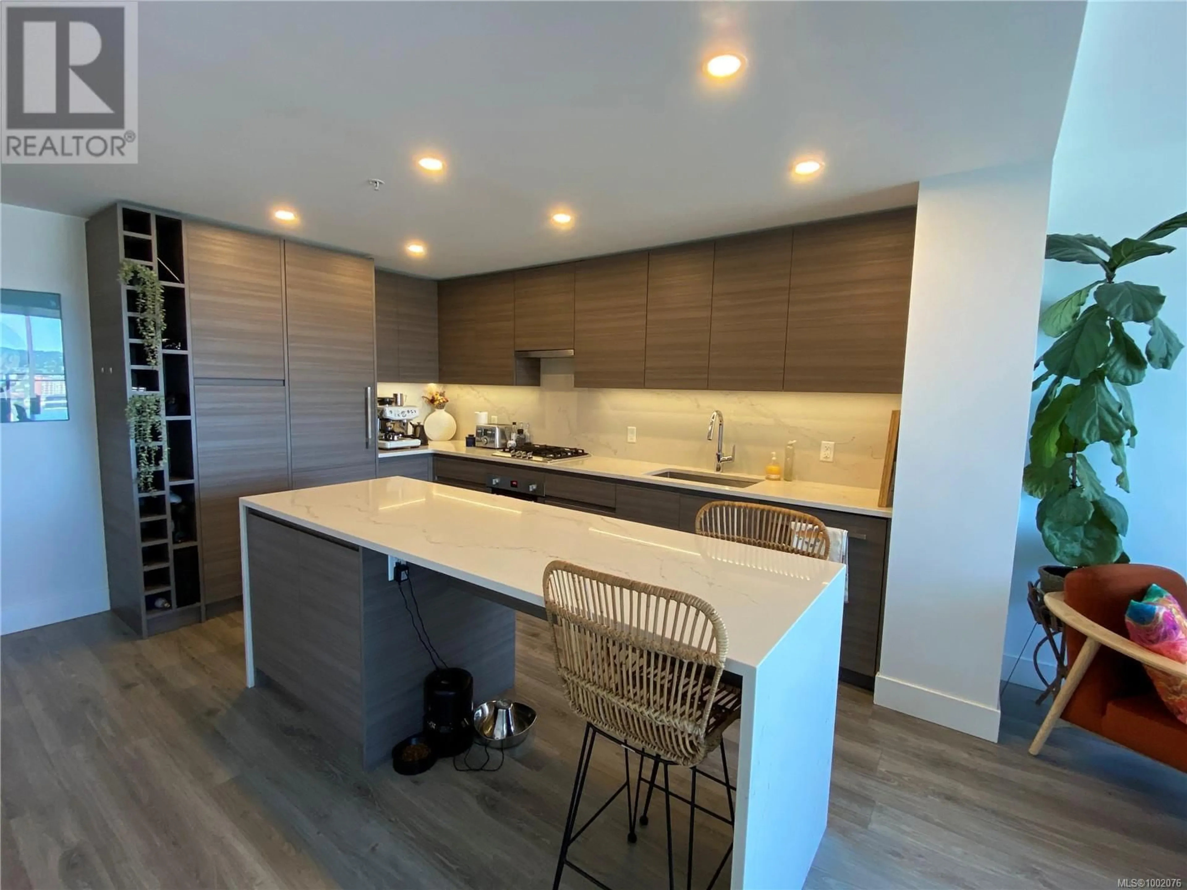 Contemporary kitchen, unknown for 1905 - 777 HERALD STREET, Victoria British Columbia V8T0C7