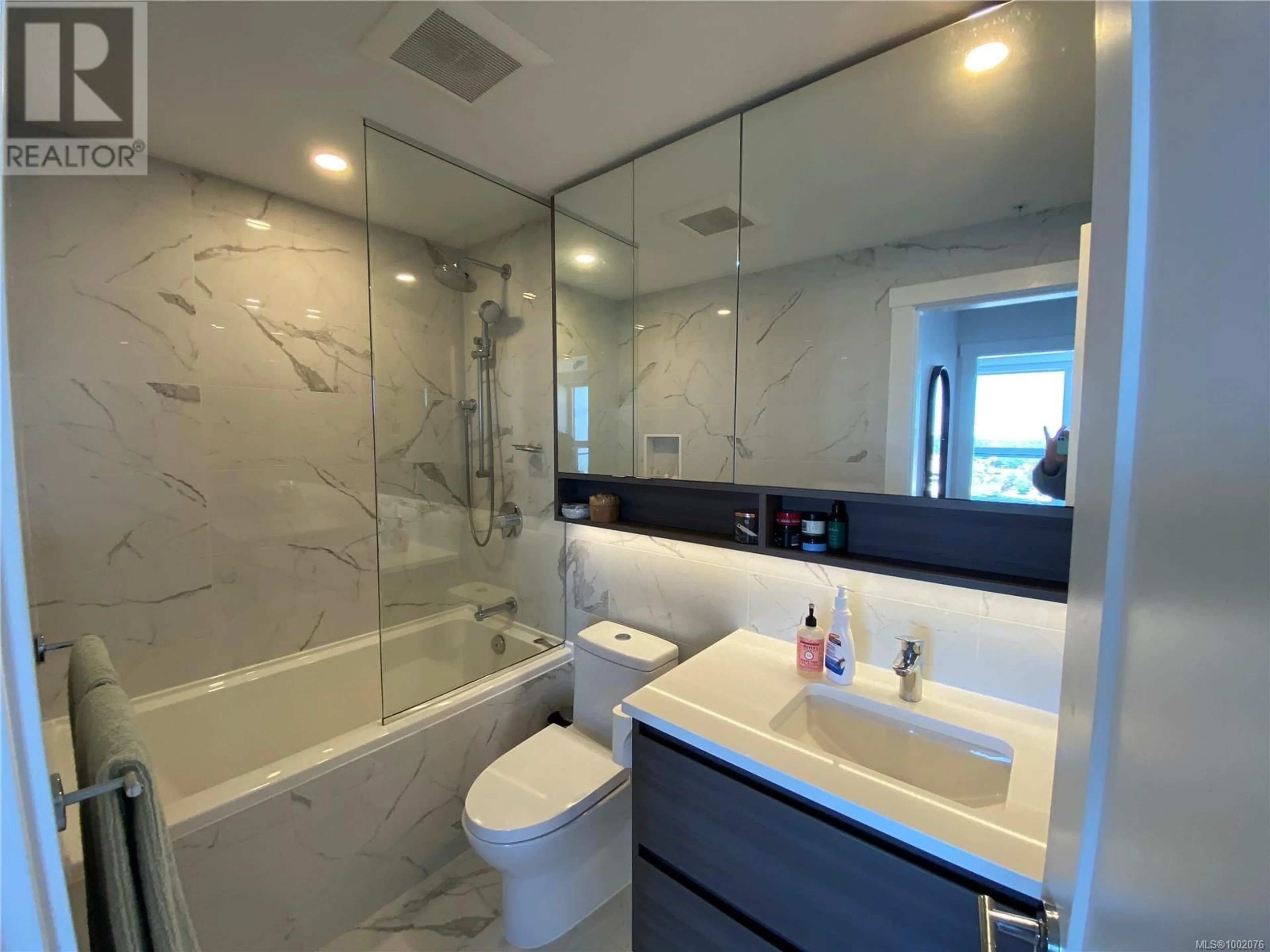 Contemporary bathroom, ceramic/tile floor for 1905 - 777 HERALD STREET, Victoria British Columbia V8T0C7