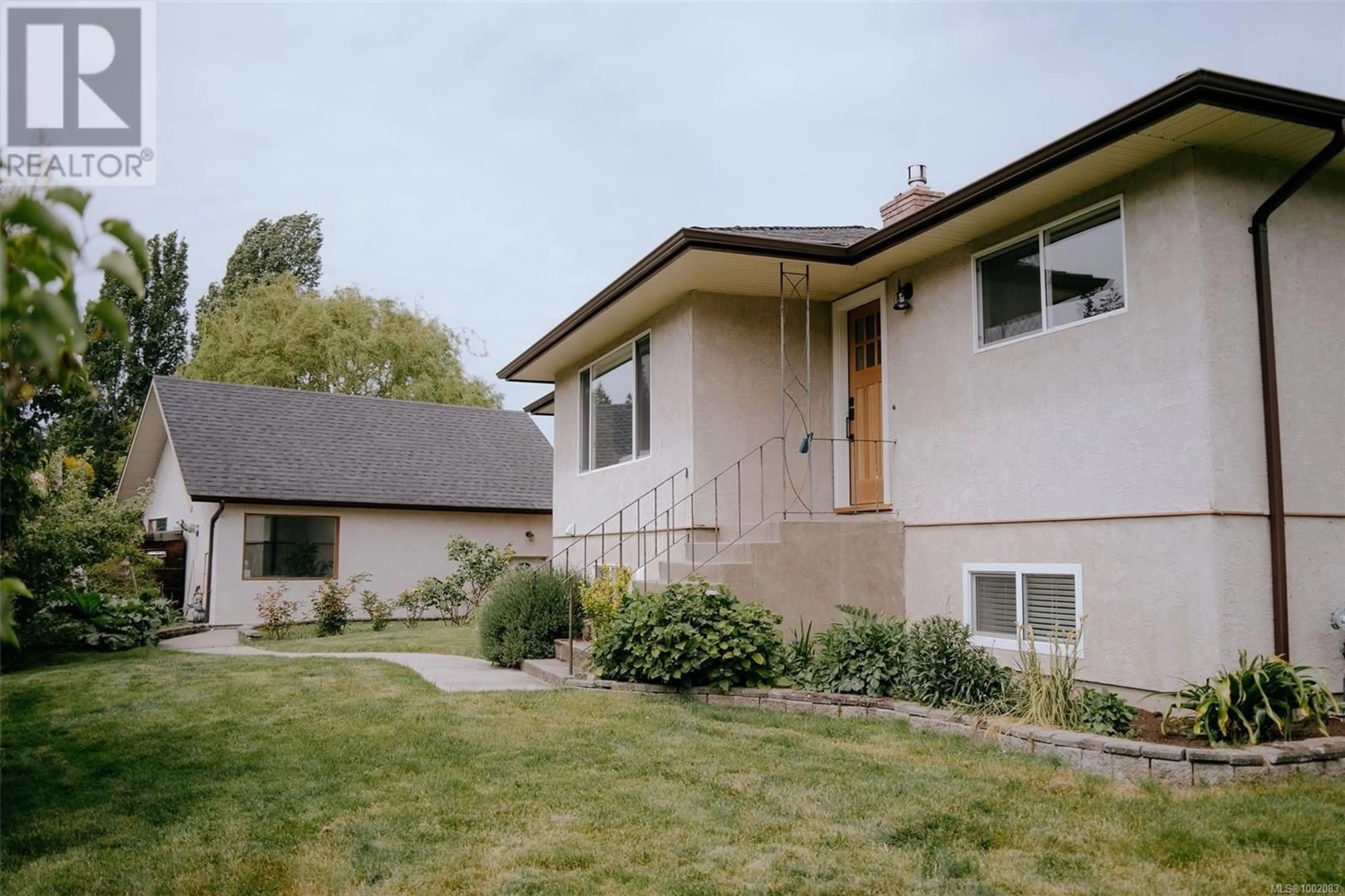 Home with vinyl exterior material, street for 26 BISHAN PLACE, View Royal British Columbia V9B5P1