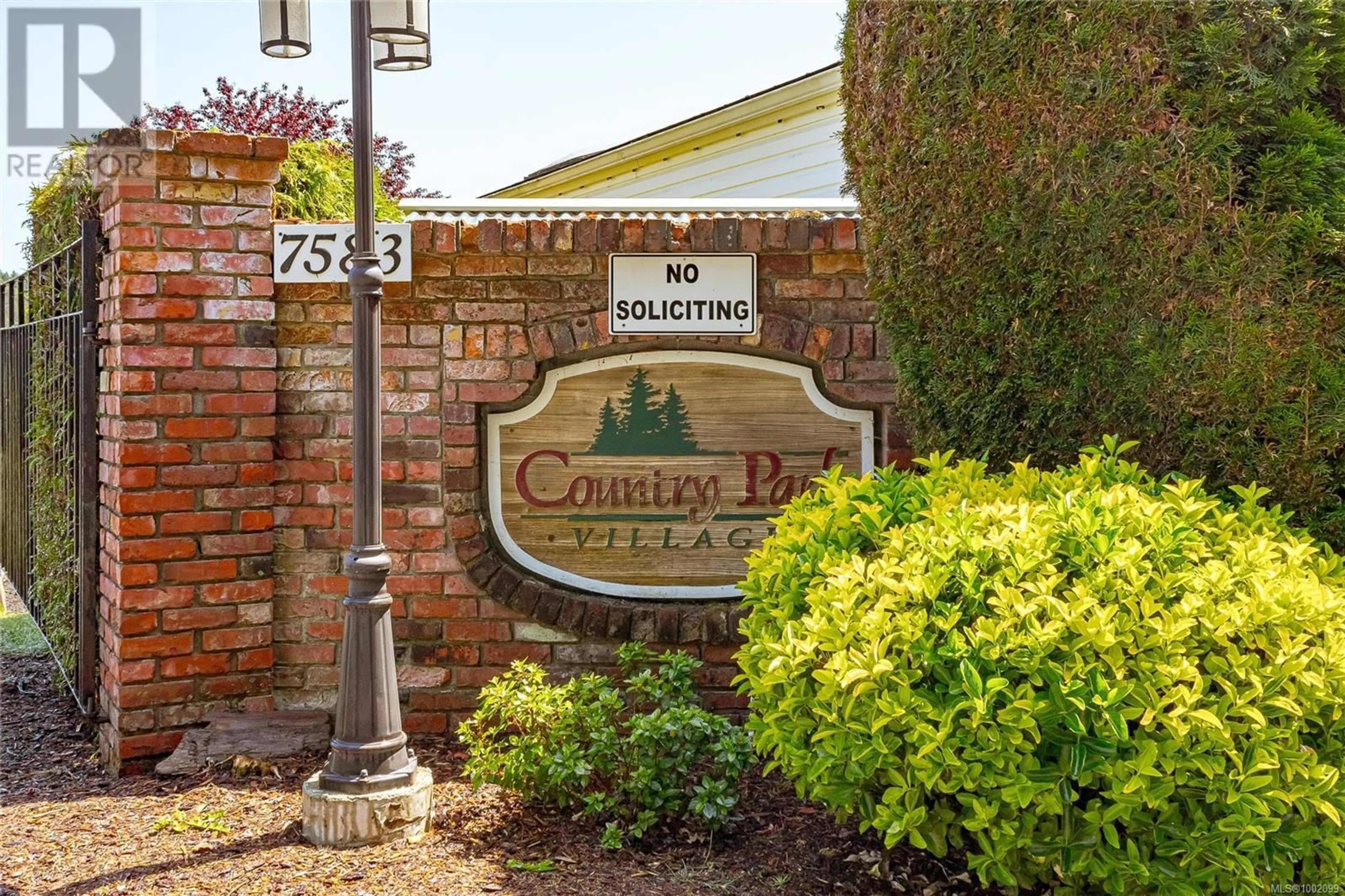 Indoor entryway for 18 - 7583 CENTRAL SAANICH ROAD, Central Saanich British Columbia V8M2B6