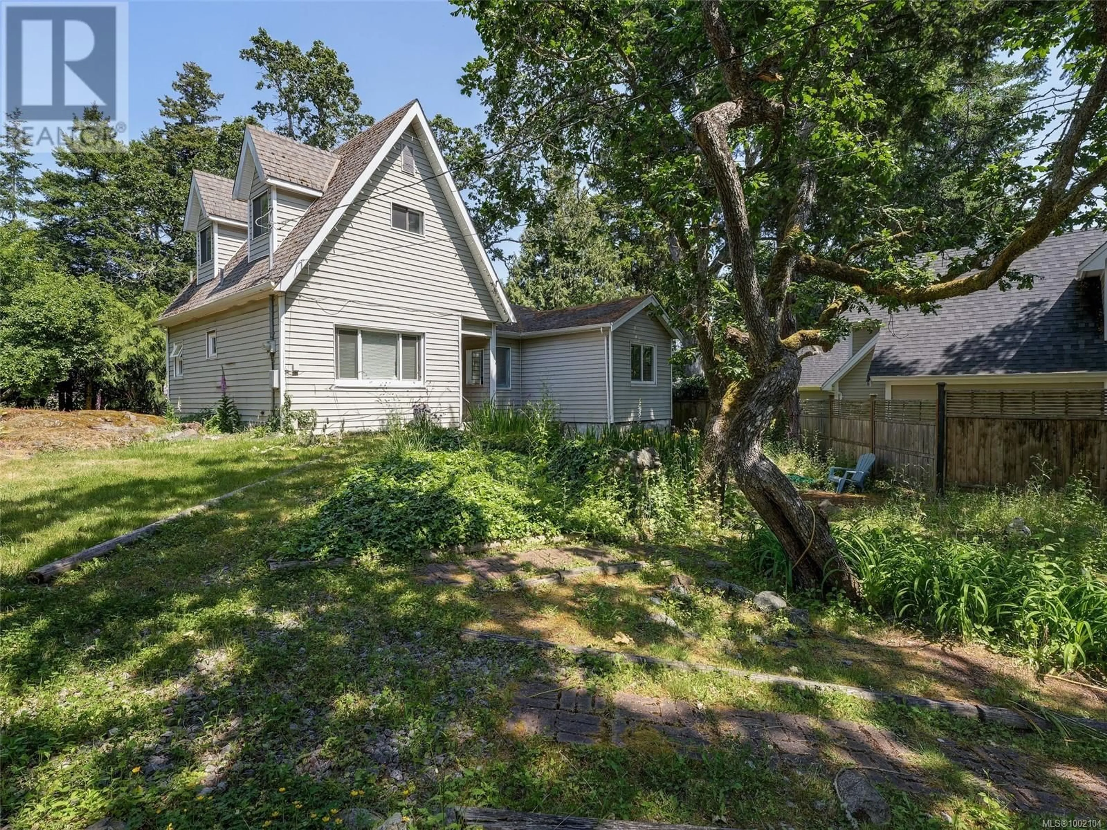 A pic from outside/outdoor area/front of a property/back of a property/a pic from drone, unknown for 2784 TUDOR AVENUE, Saanich British Columbia V8N1L7