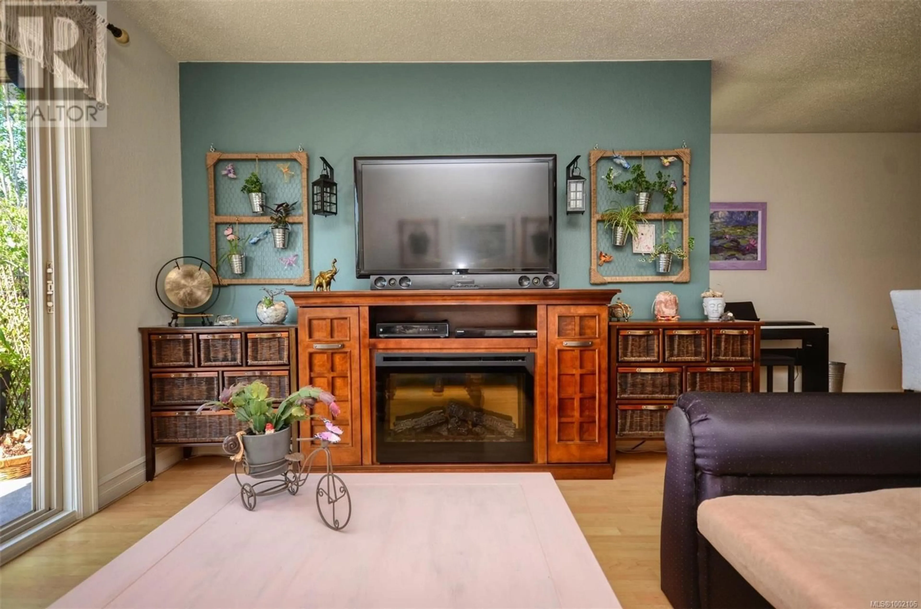 Living room with furniture, unknown for 303 - 2427 AMHERST AVENUE, Sidney British Columbia V8L2H1