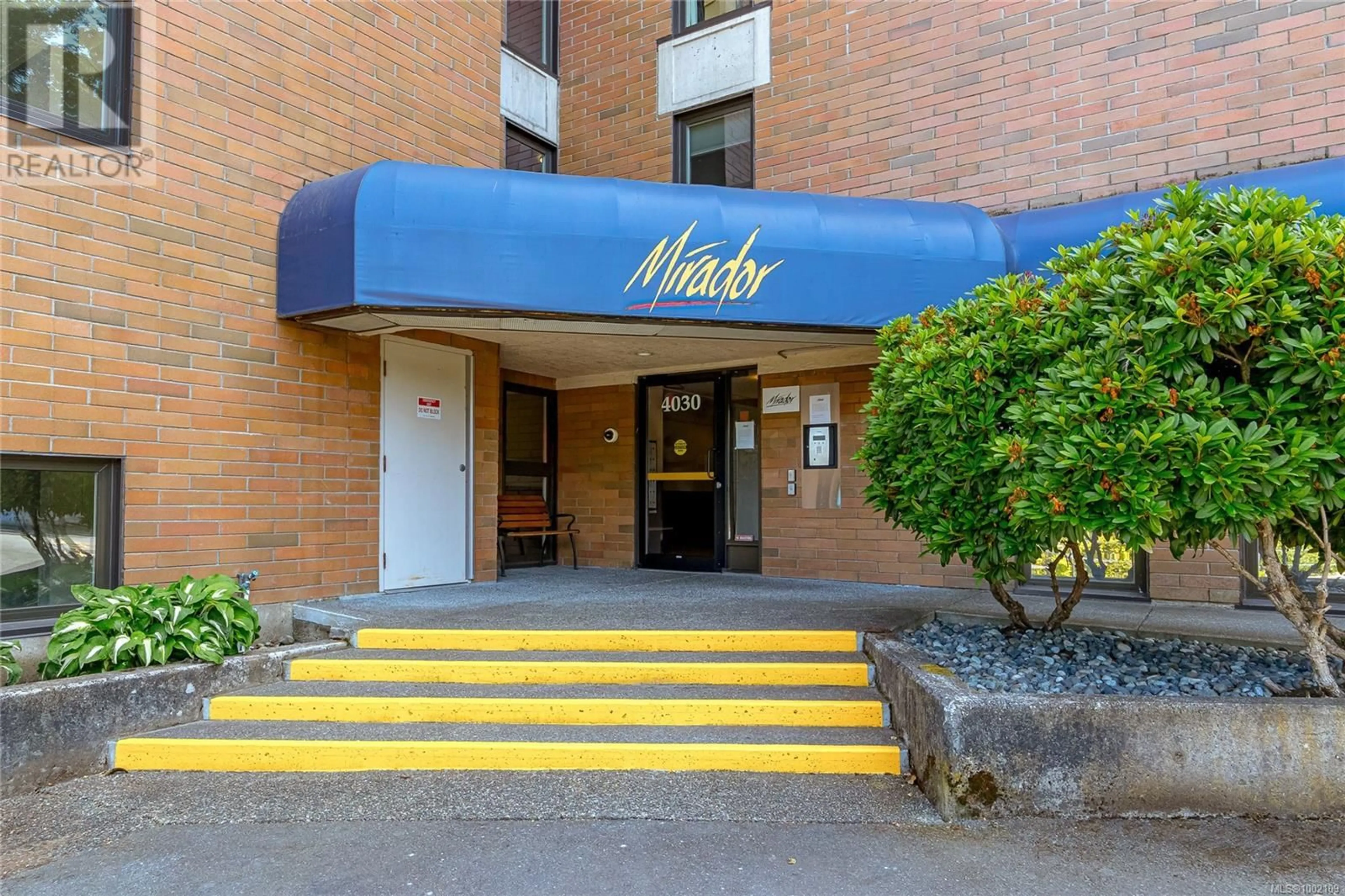 Indoor foyer for 205 - 4030 QUADRA STREET, Saanich British Columbia V8X1K2