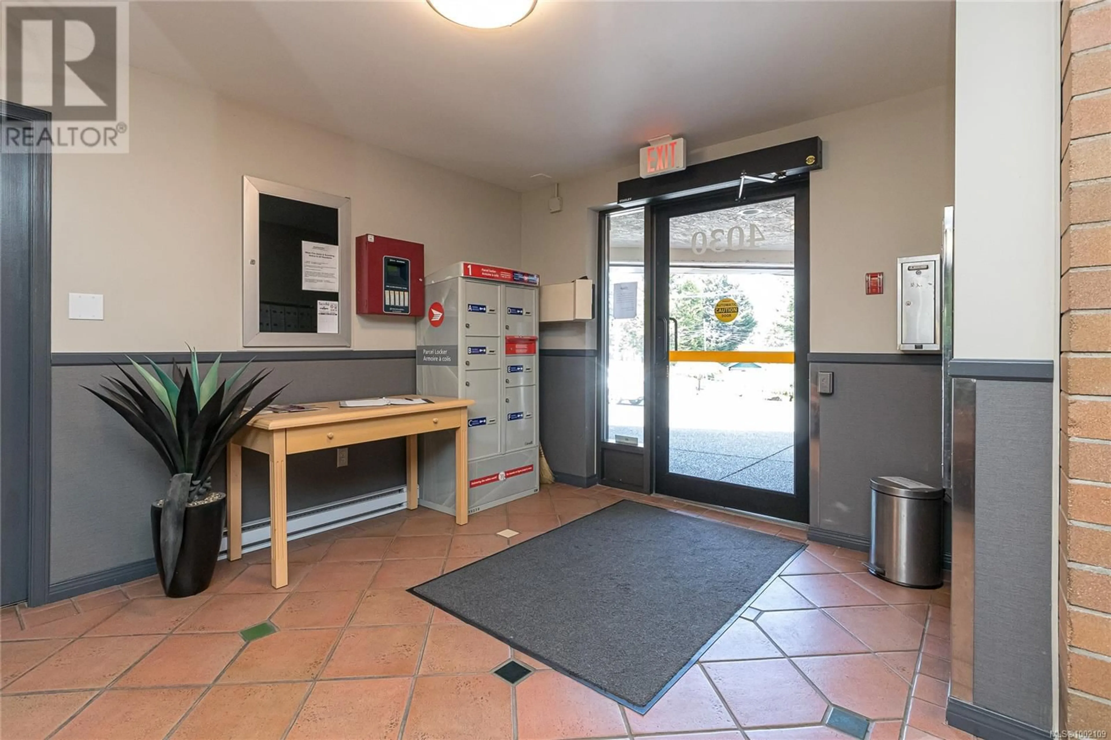 Indoor foyer for 205 - 4030 QUADRA STREET, Saanich British Columbia V8X1K2