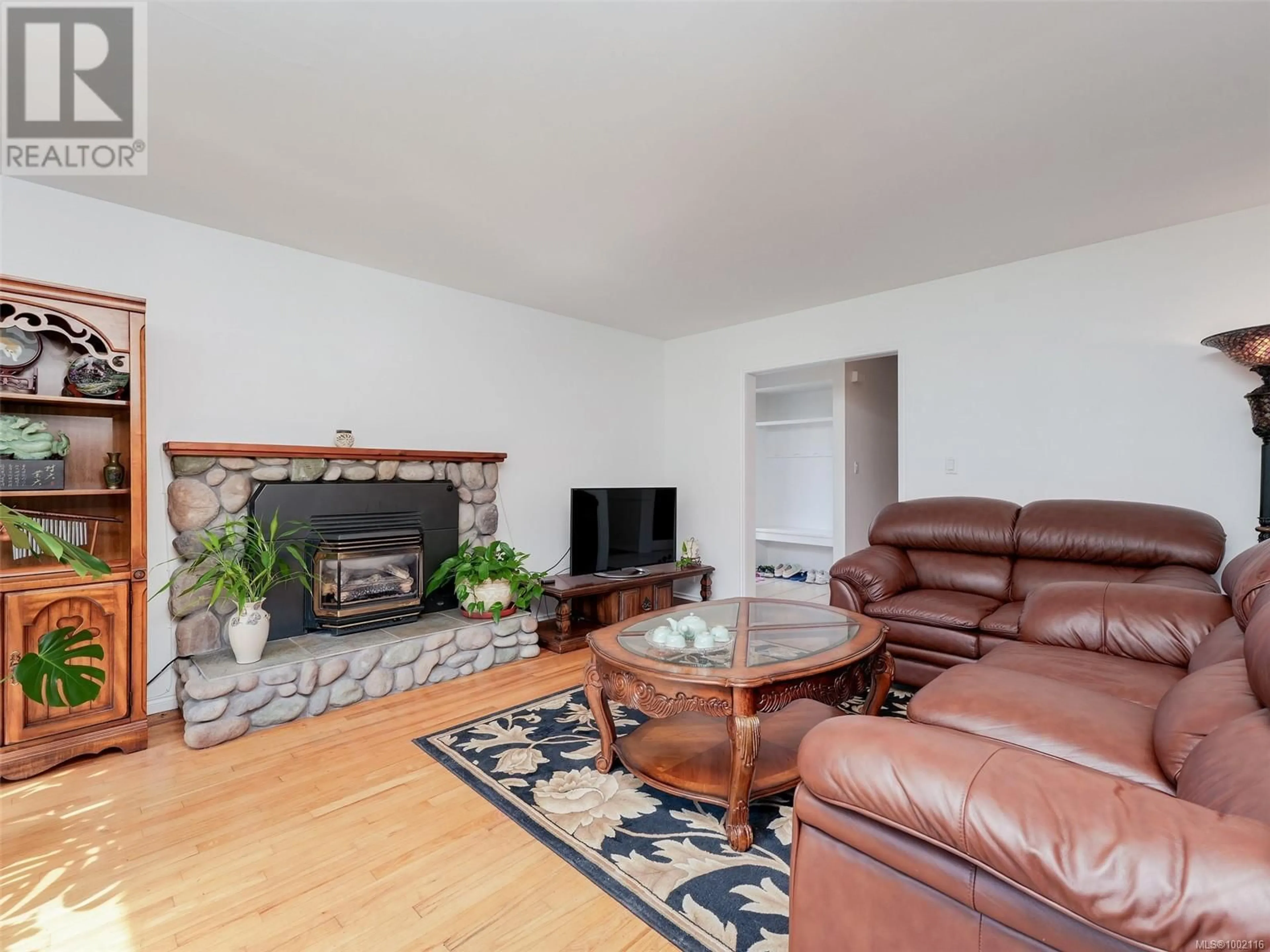 Living room with furniture, wood/laminate floor for 4342 PARKSIDE CRESCENT, Saanich British Columbia V8N2C3