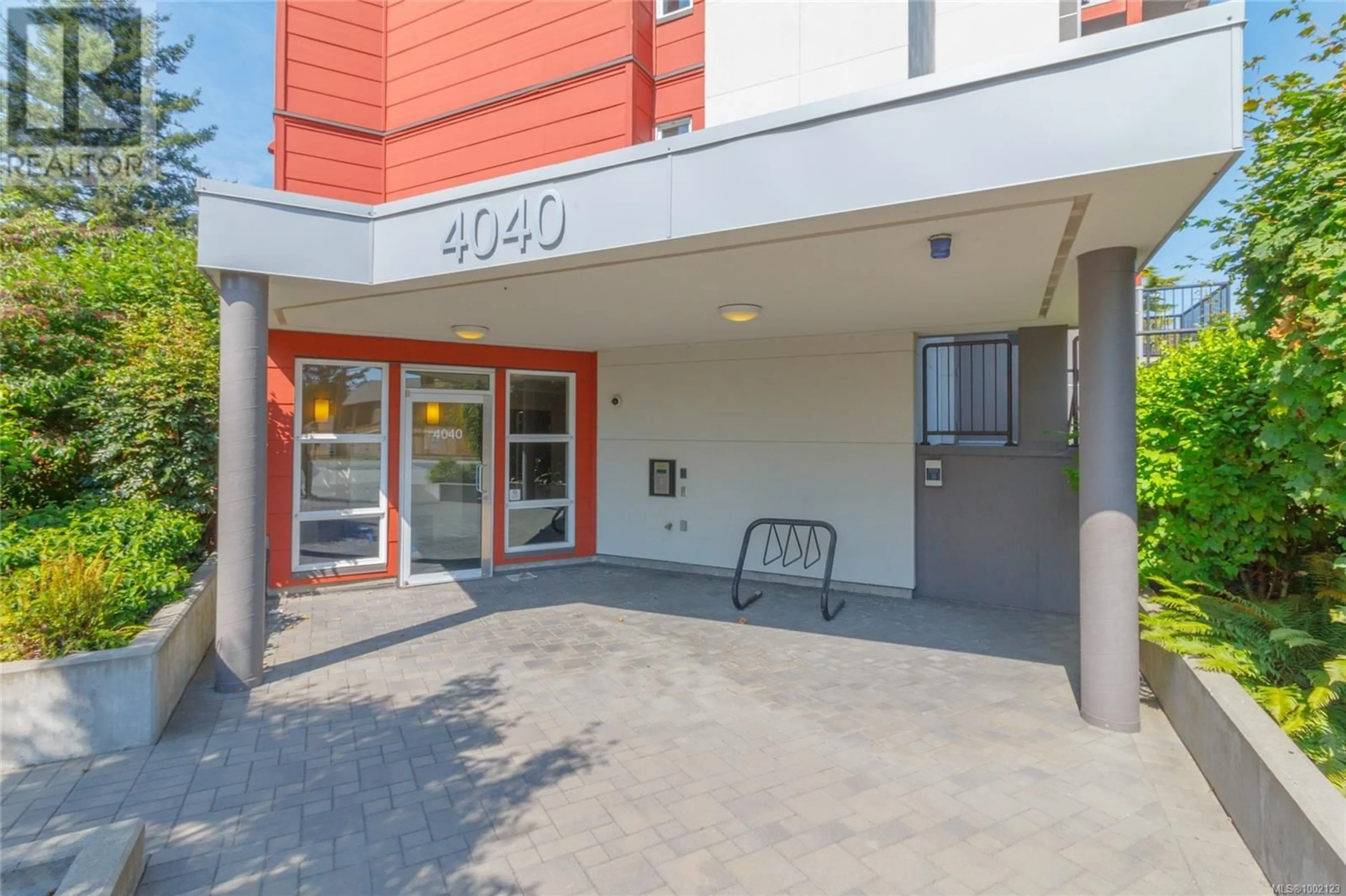 Patio, building for 204 - 4040 BORDEN STREET, Saanich British Columbia V8X2E9