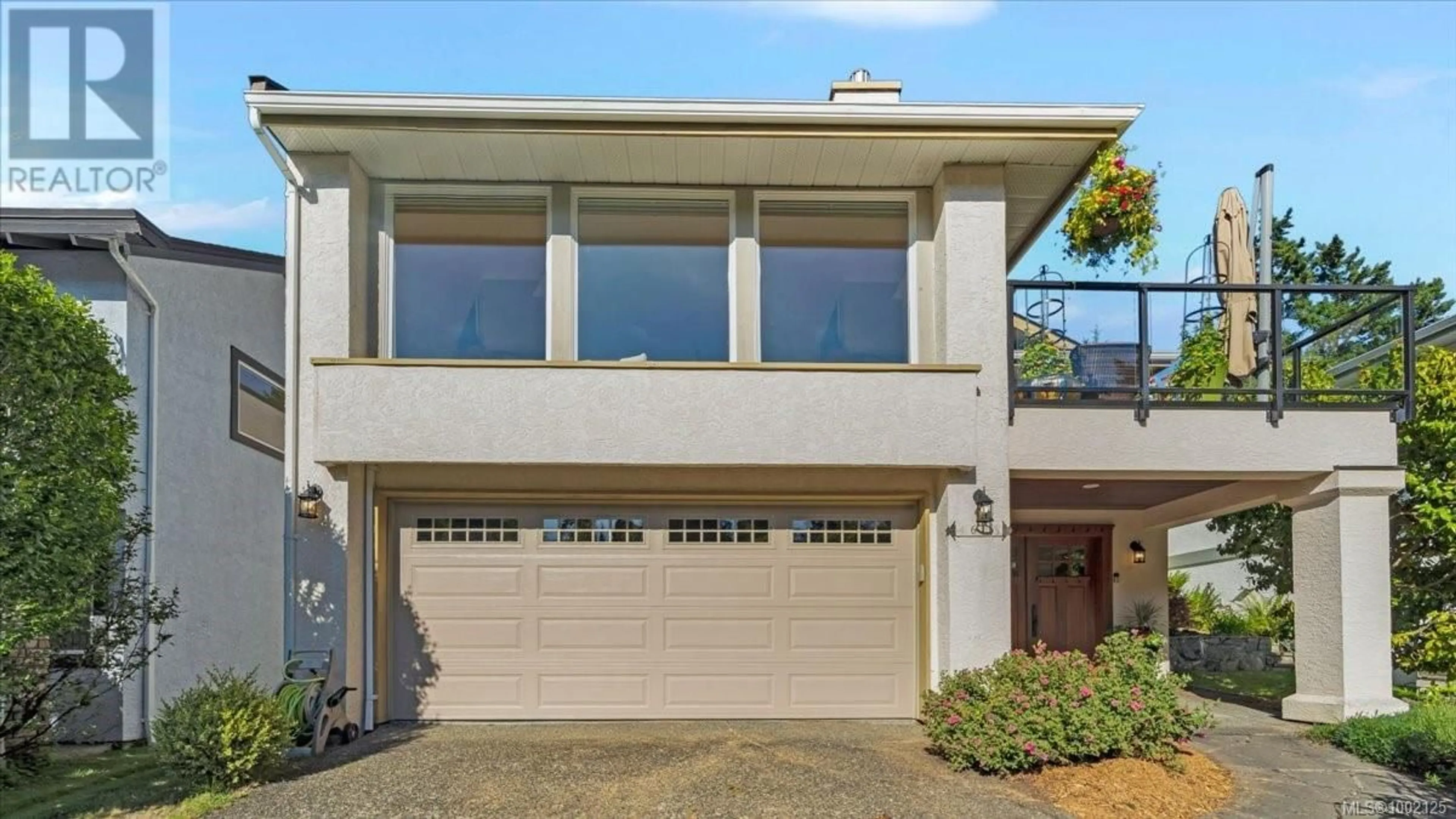 Home with vinyl exterior material, street for 4685 SCOTTSWOOD PLACE, Saanich British Columbia V8Y2Y1