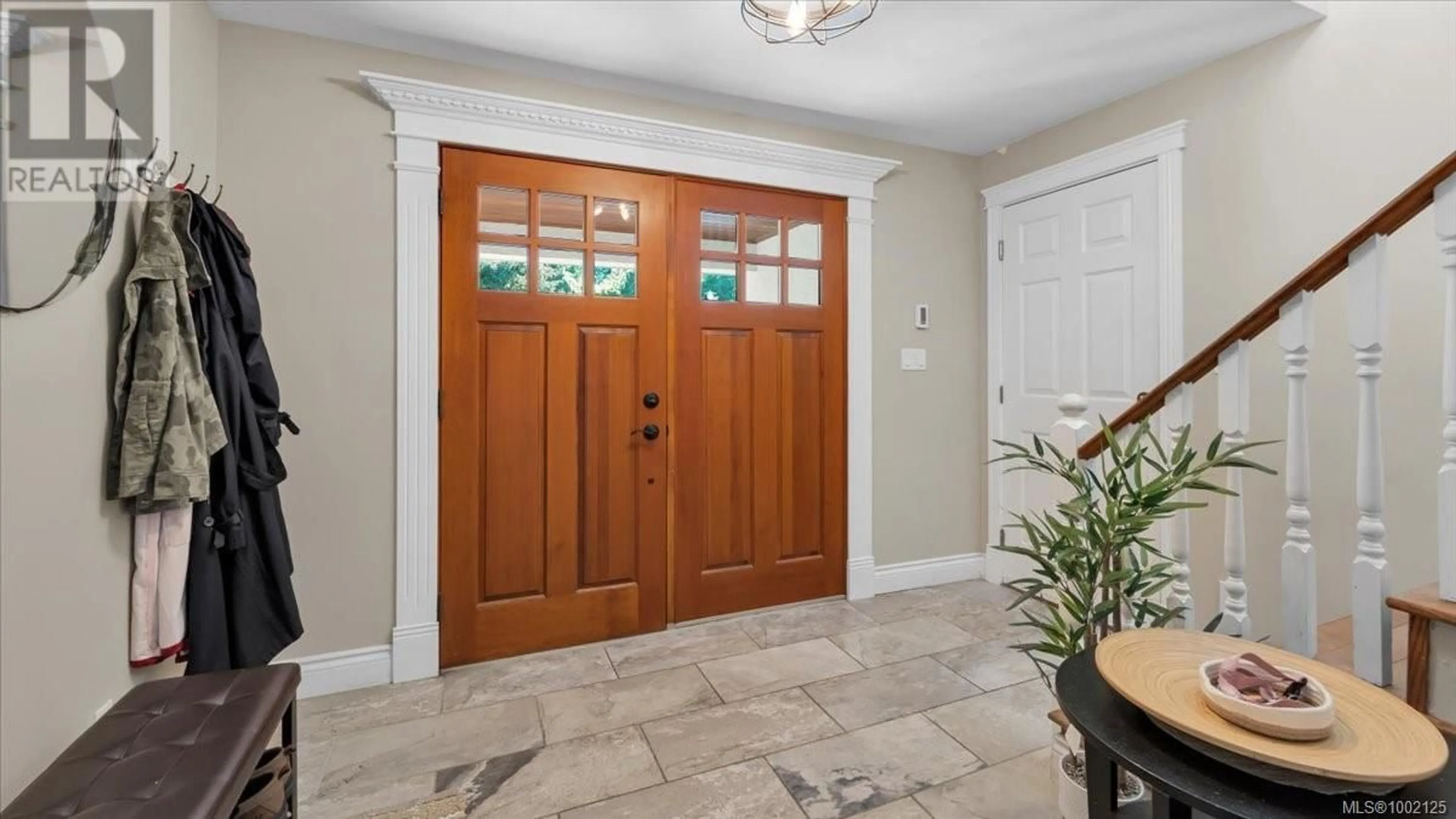 Indoor entryway for 4685 SCOTTSWOOD PLACE, Saanich British Columbia V8Y2Y1