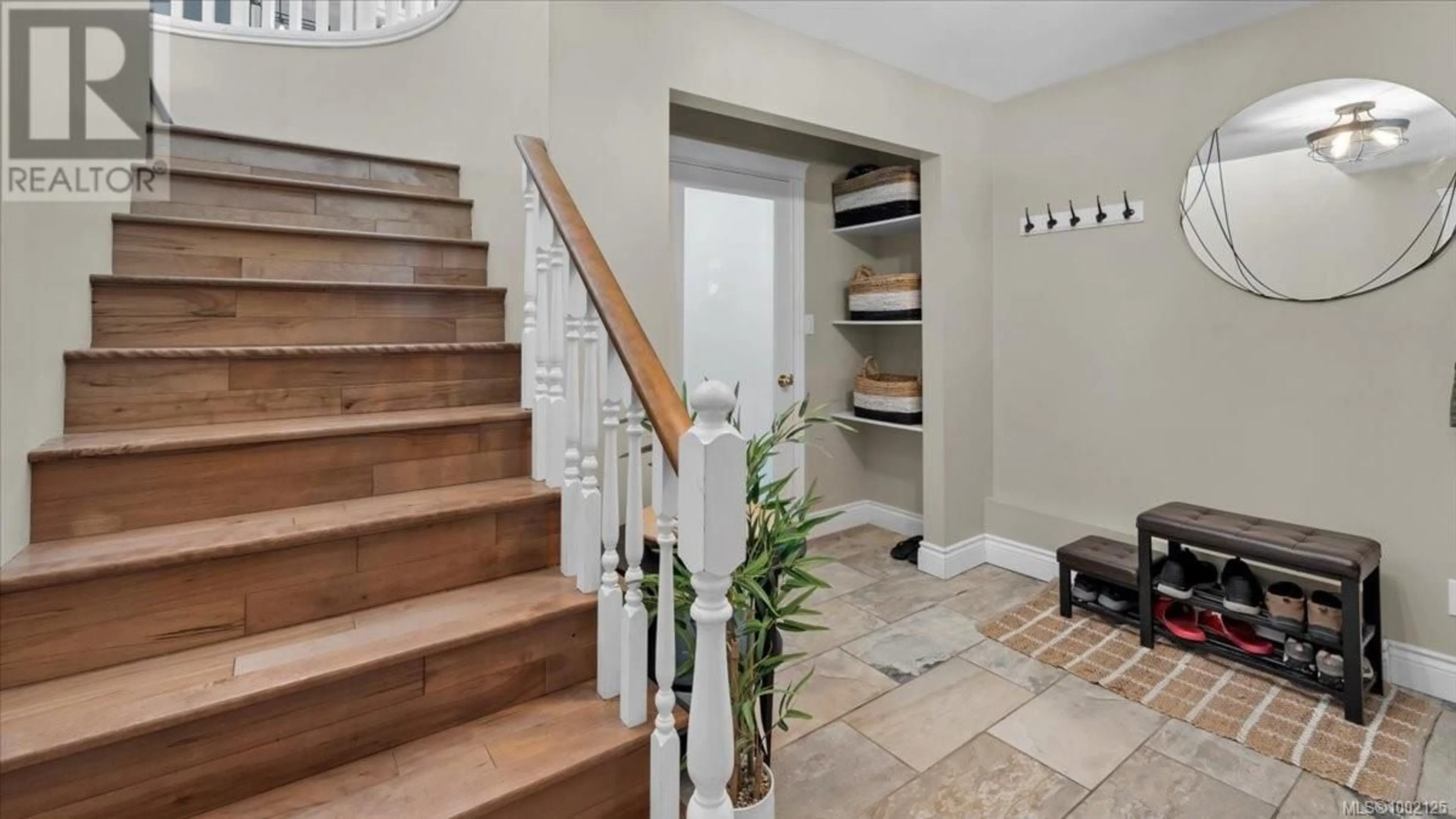 Indoor entryway for 4685 SCOTTSWOOD PLACE, Saanich British Columbia V8Y2Y1