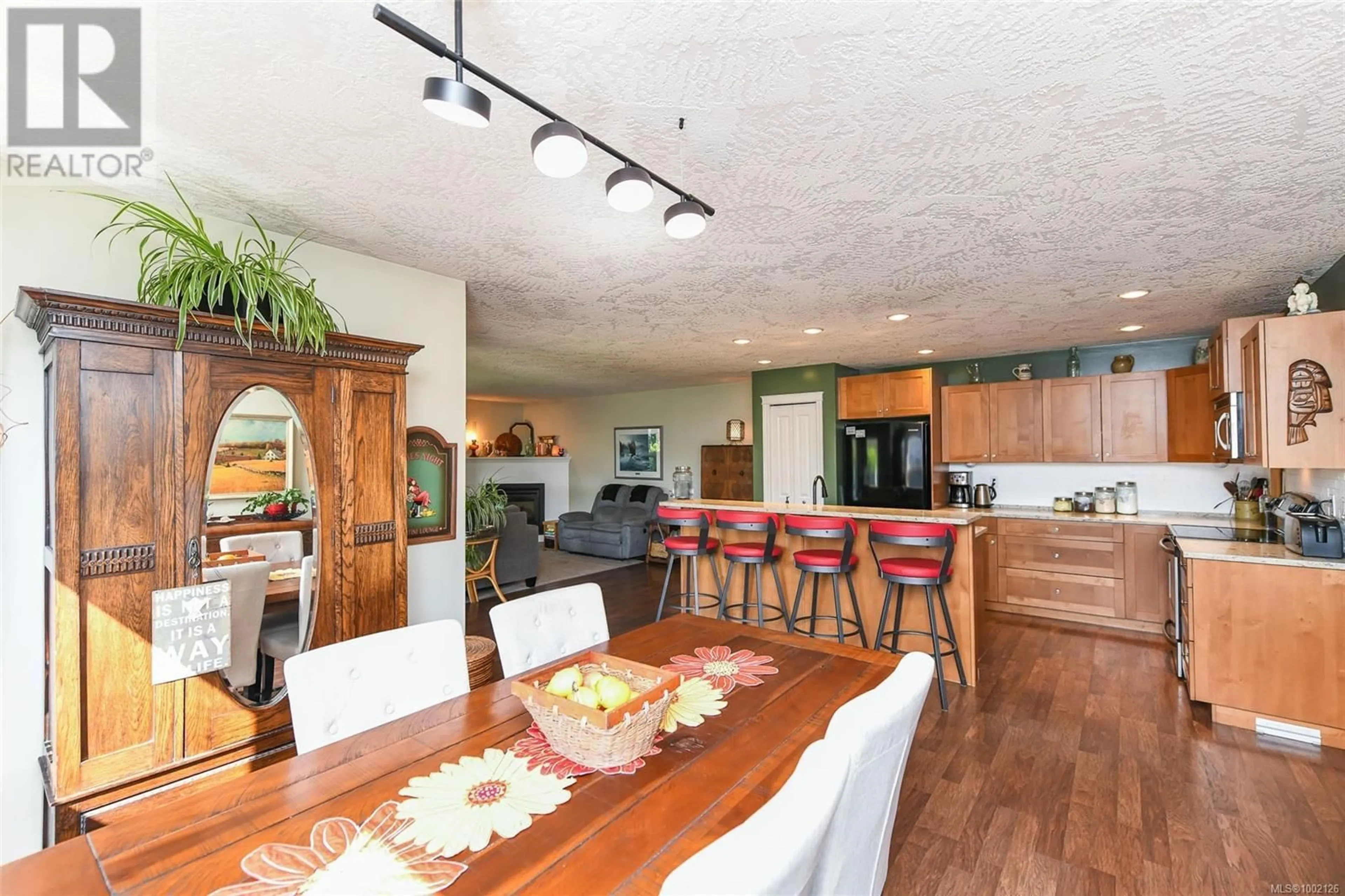 Open concept kitchen, wood/laminate floor for 4721 CRUICKSHANK PLACE, Courtenay British Columbia V9N4B6