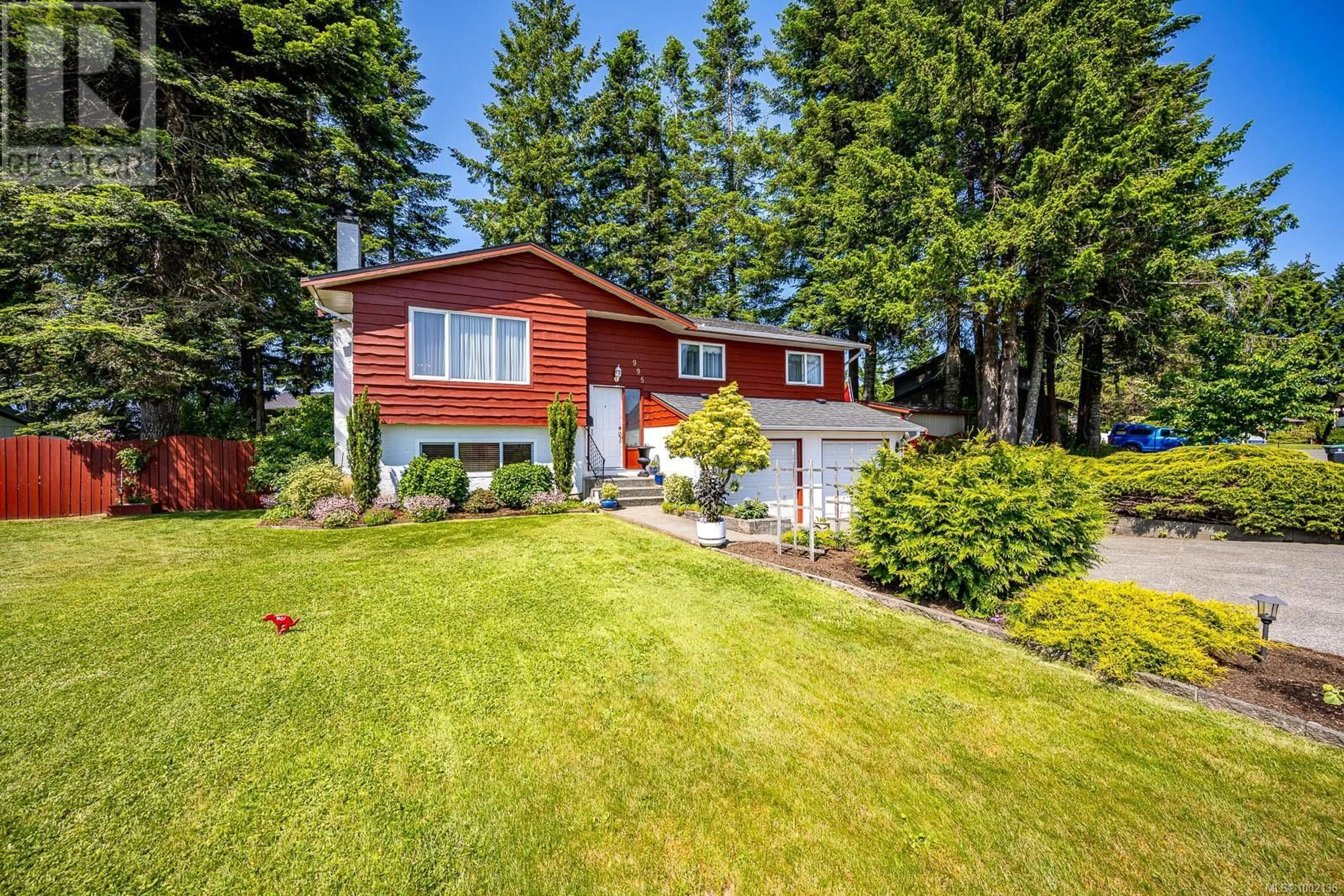 Home with vinyl exterior material, street for 995 MANTLE DRIVE, Courtenay British Columbia V9N7H3