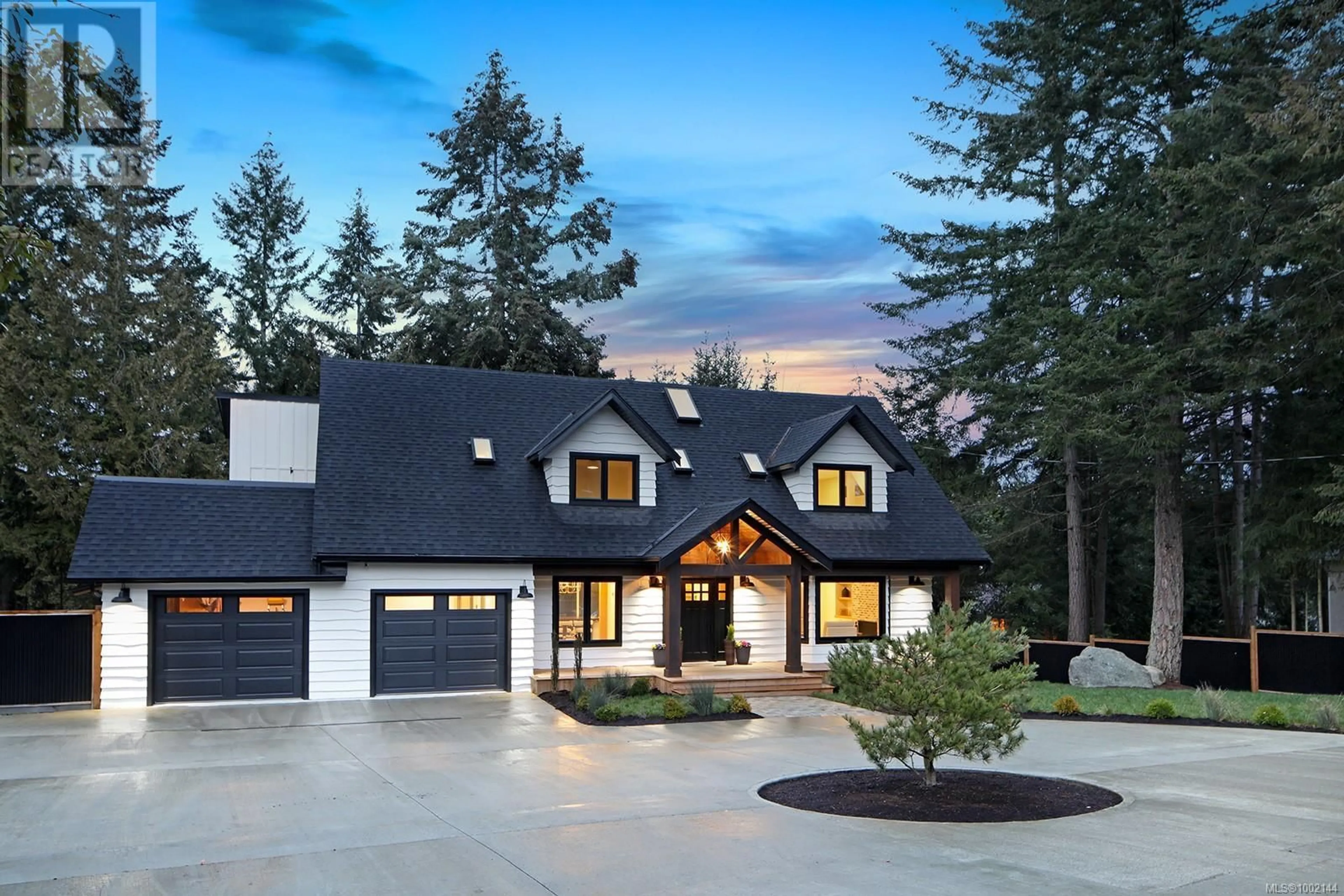 Home with vinyl exterior material, street for 177 SUNNINGDALE ROAD EAST, Qualicum Beach British Columbia V9K1L1