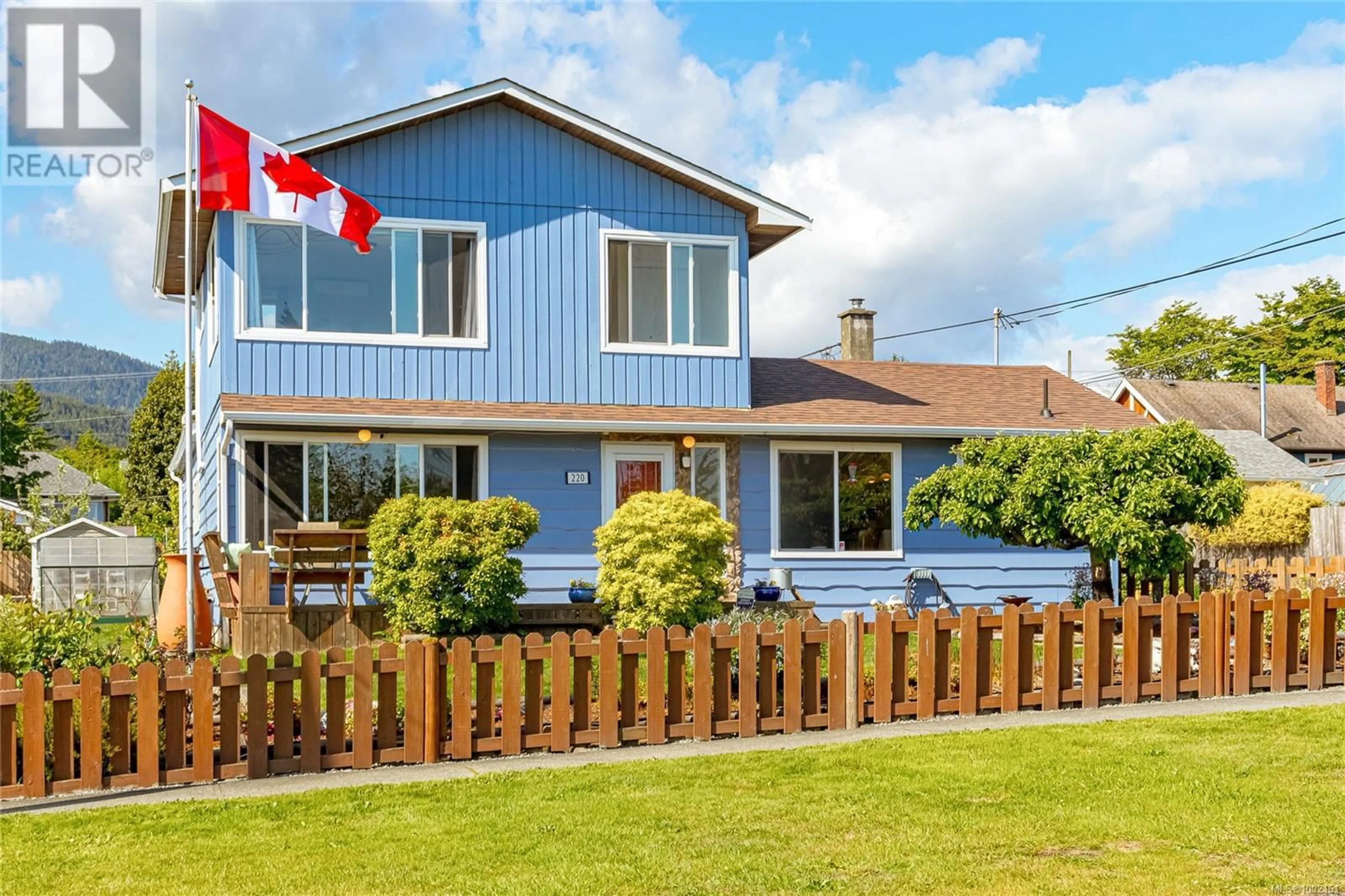 Home with vinyl exterior material, street for 220 3RD AVENUE, Ladysmith British Columbia V9G2E0