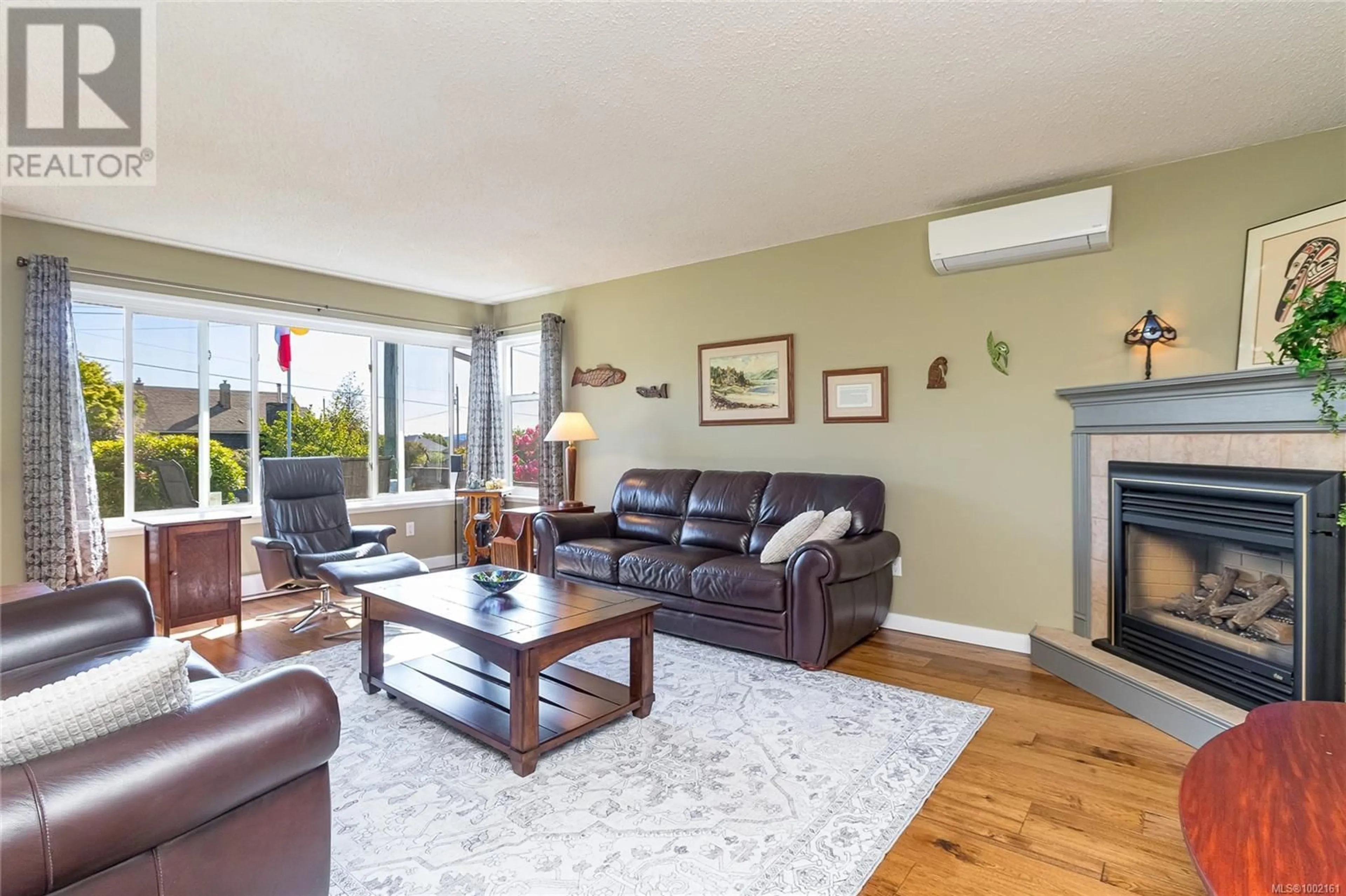 Living room with furniture, wood/laminate floor for 220 3RD AVENUE, Ladysmith British Columbia V9G2E0