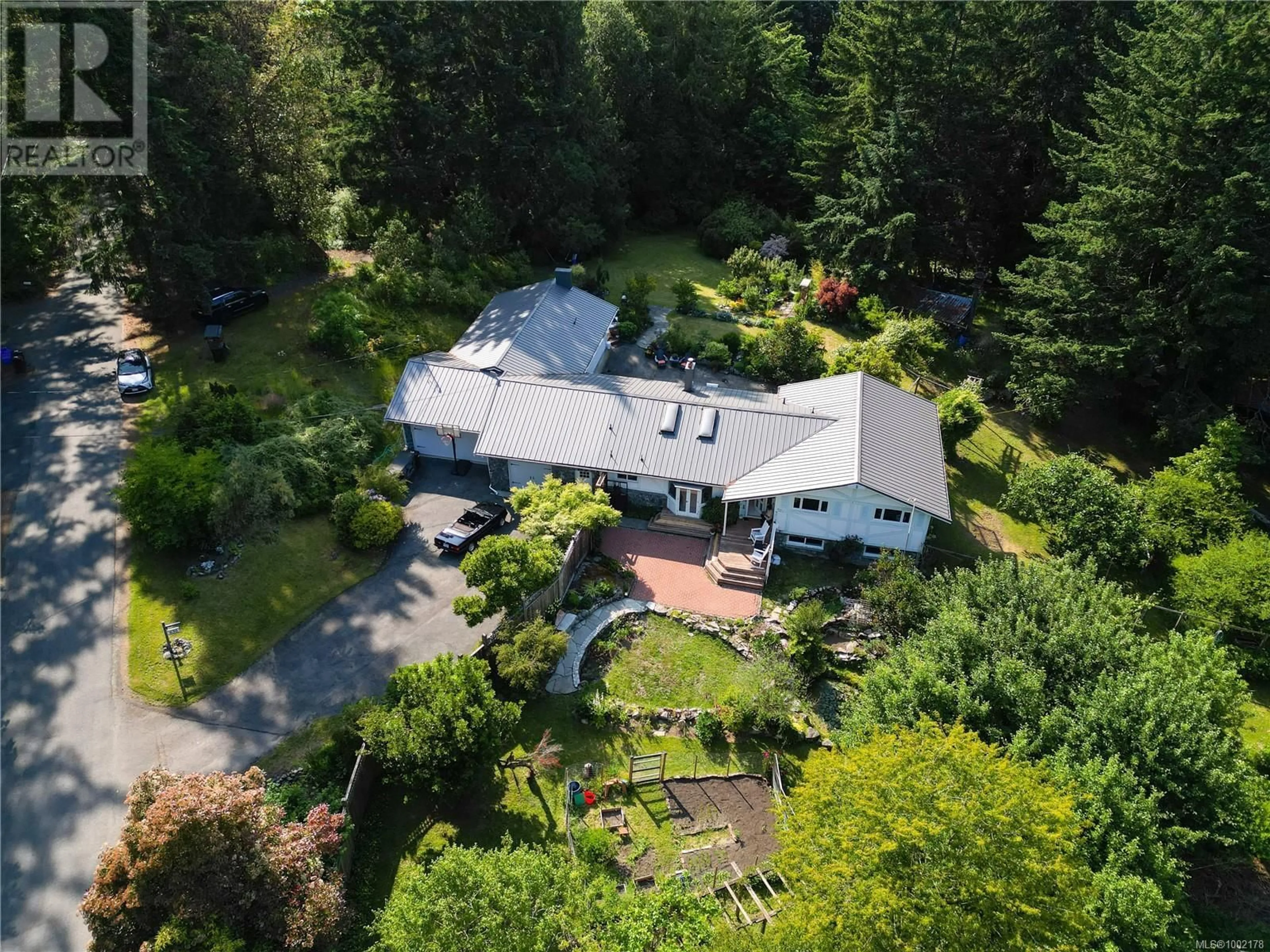 A pic from outside/outdoor area/front of a property/back of a property/a pic from drone, unknown for 630 SENANUS DRIVE, Central Saanich British Columbia V8M1S5
