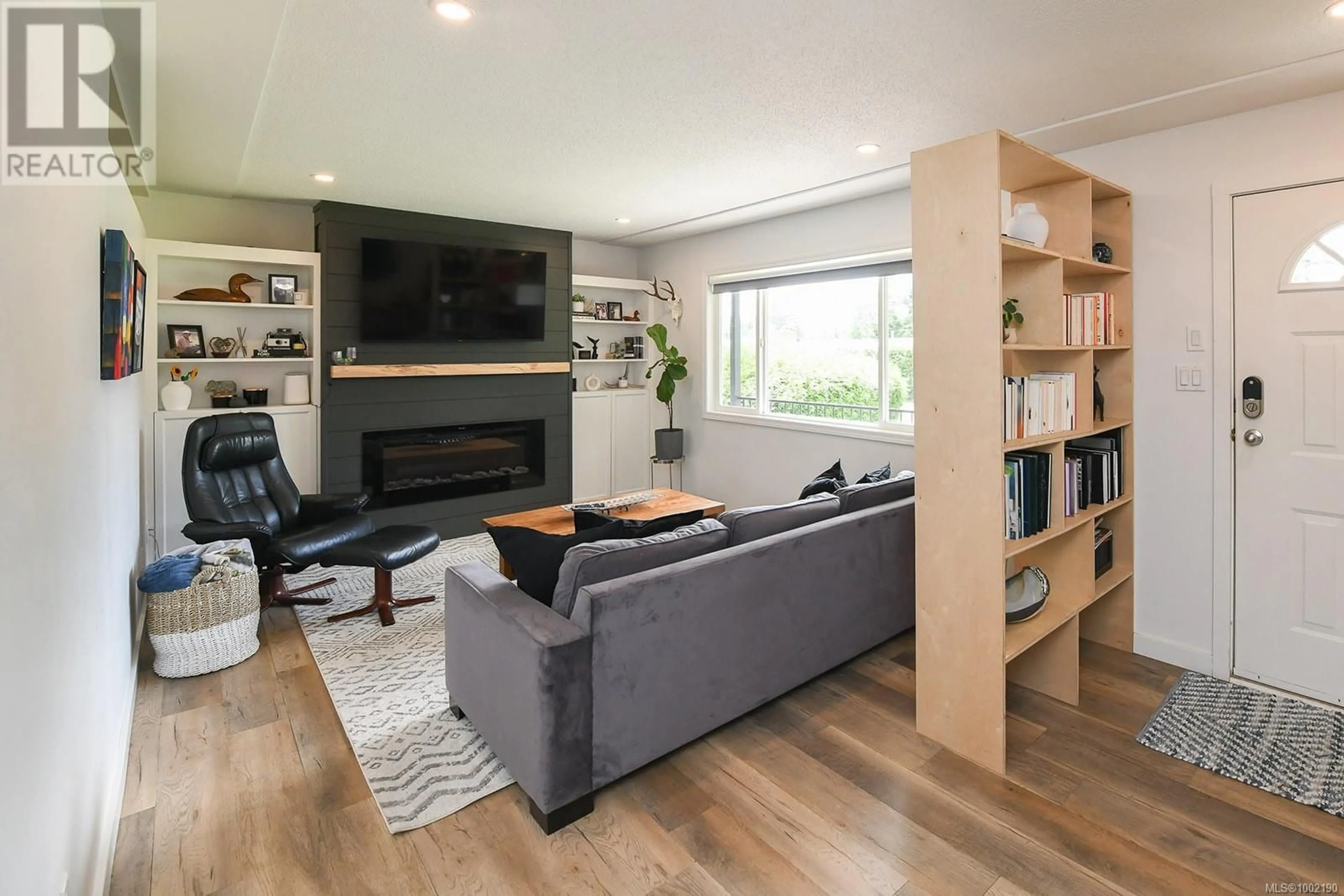 Living room with furniture, wood/laminate floor for 1626 NOEL AVENUE, Comox British Columbia V9M3K3