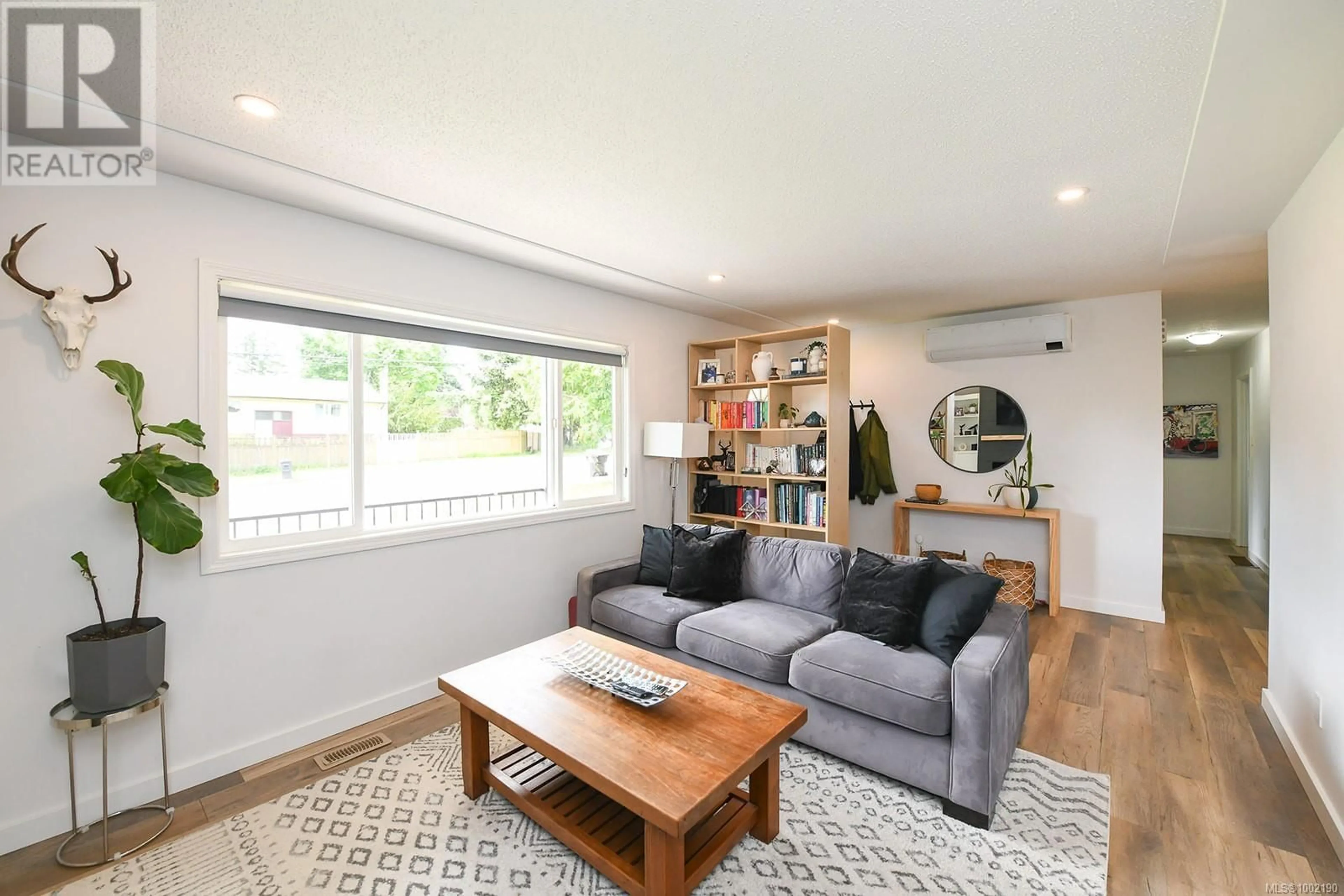 Living room with furniture, wood/laminate floor for 1626 NOEL AVENUE, Comox British Columbia V9M3K3