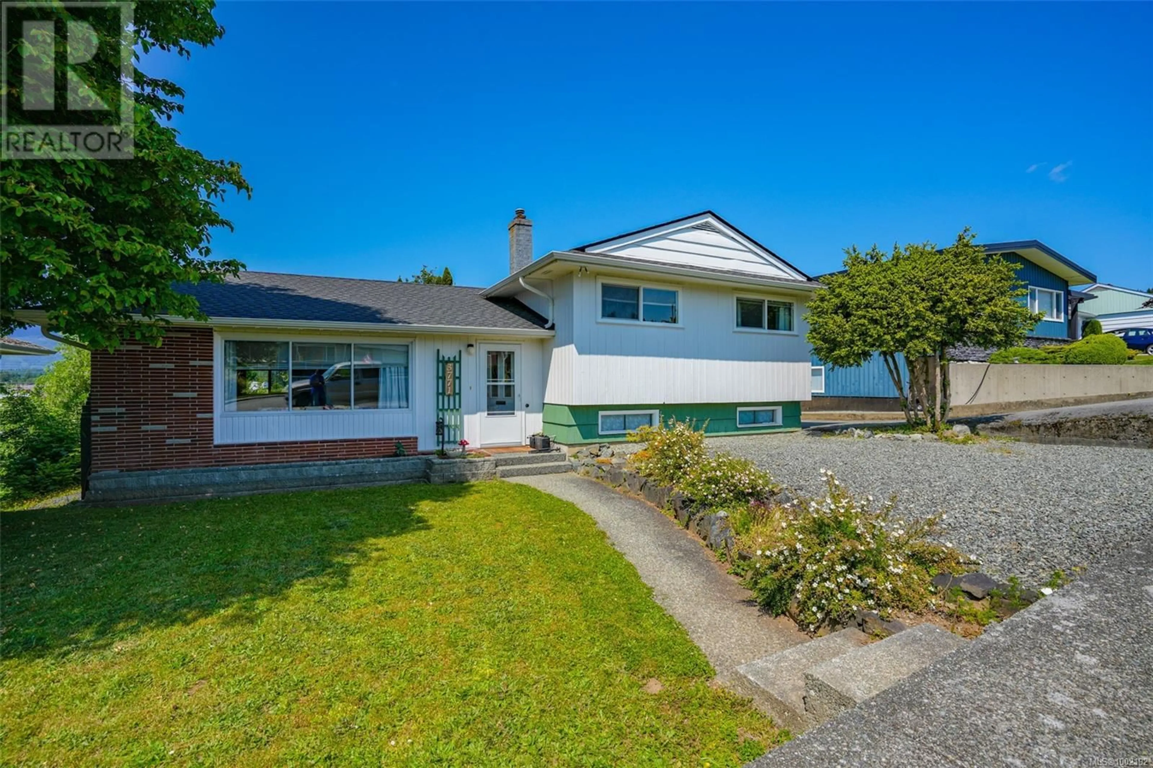 A pic from outside/outdoor area/front of a property/back of a property/a pic from drone, street for 3771 EXTON STREET, Port Alberni British Columbia V9Y3Y1